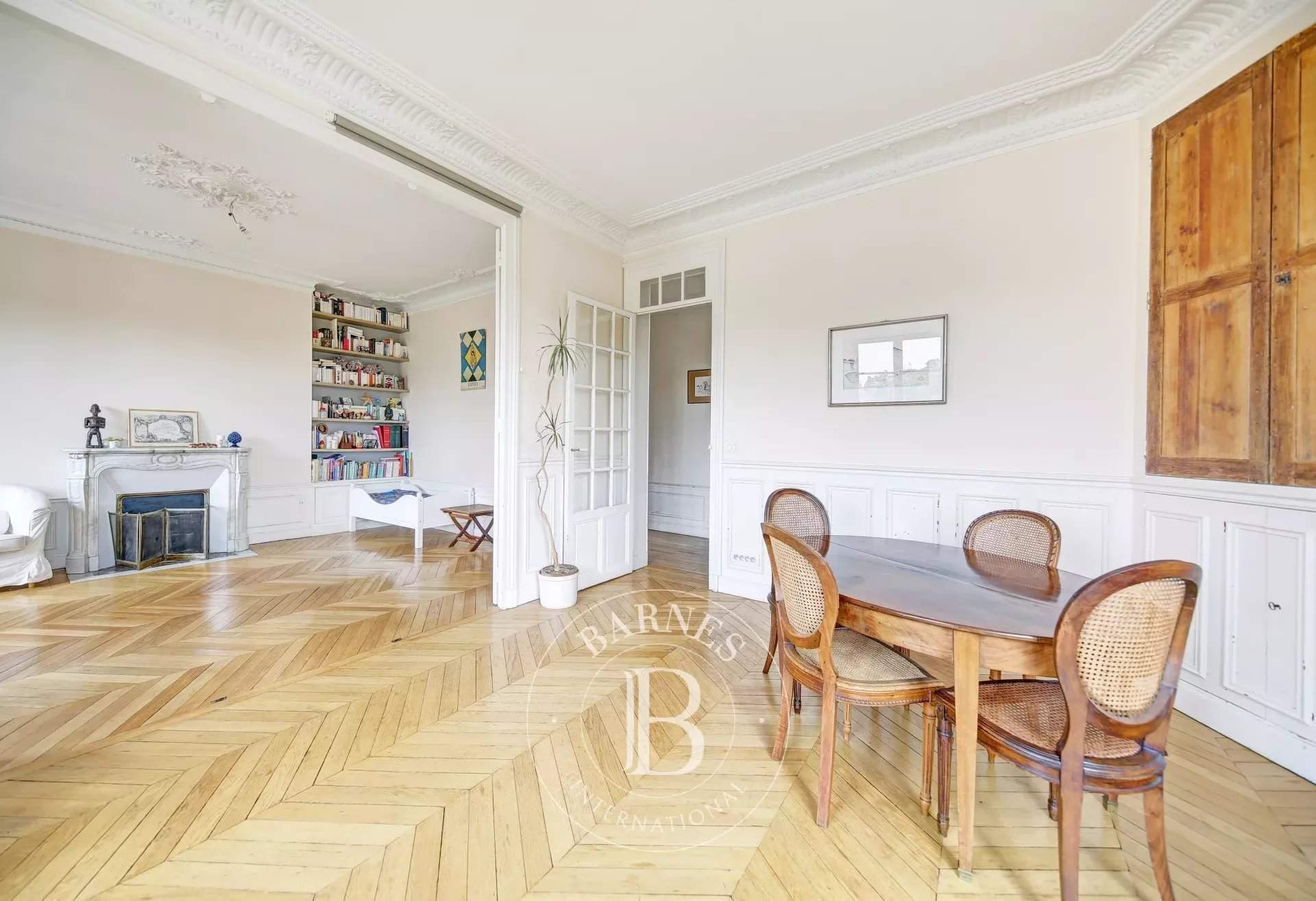 Apartment for sale 2 Bedrooms 1098 sq ft Versailles Montreuil € 790,000
