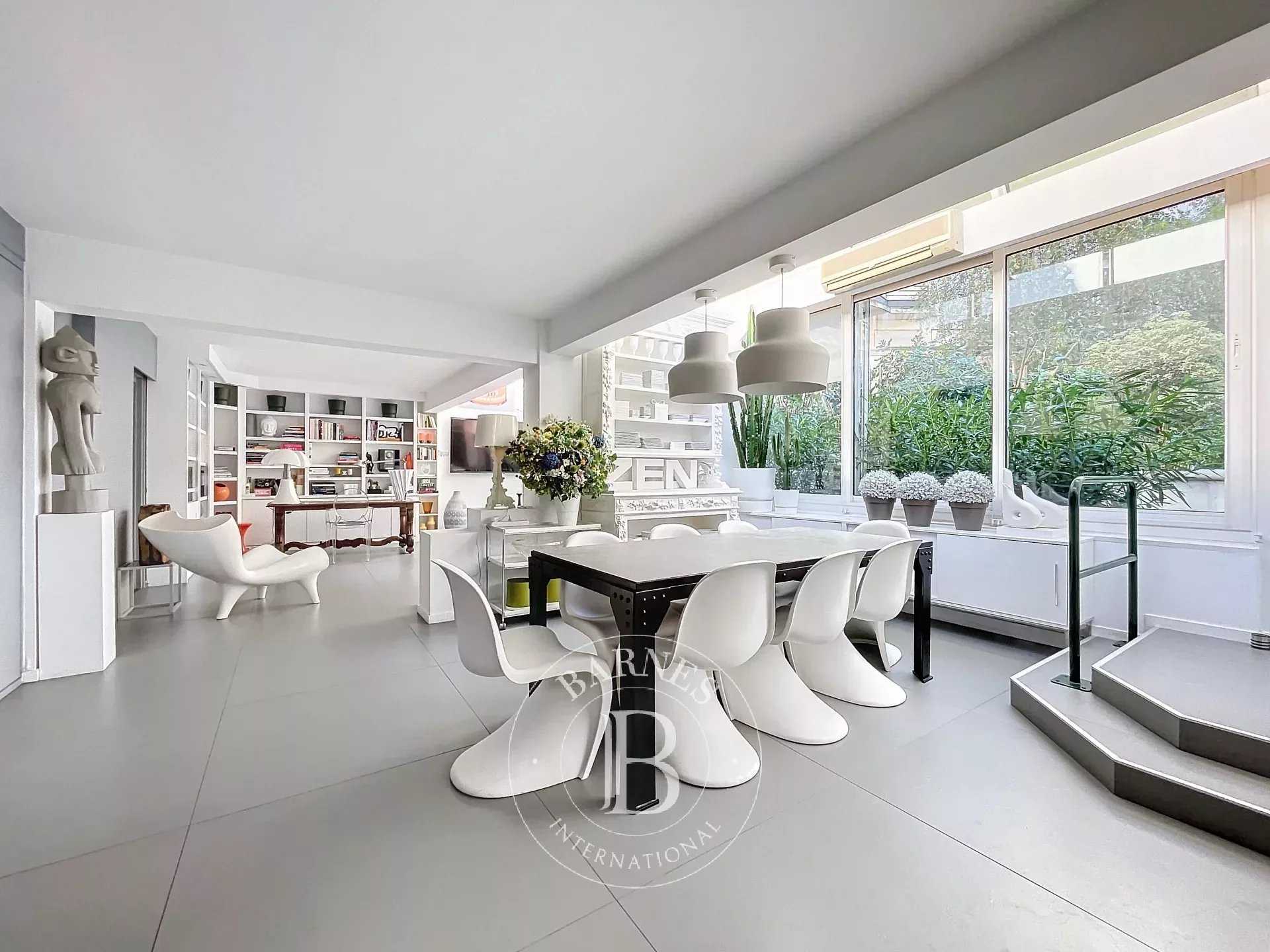 Paris  - Appartement 3 Pi&egrave;ces 2 Chambres