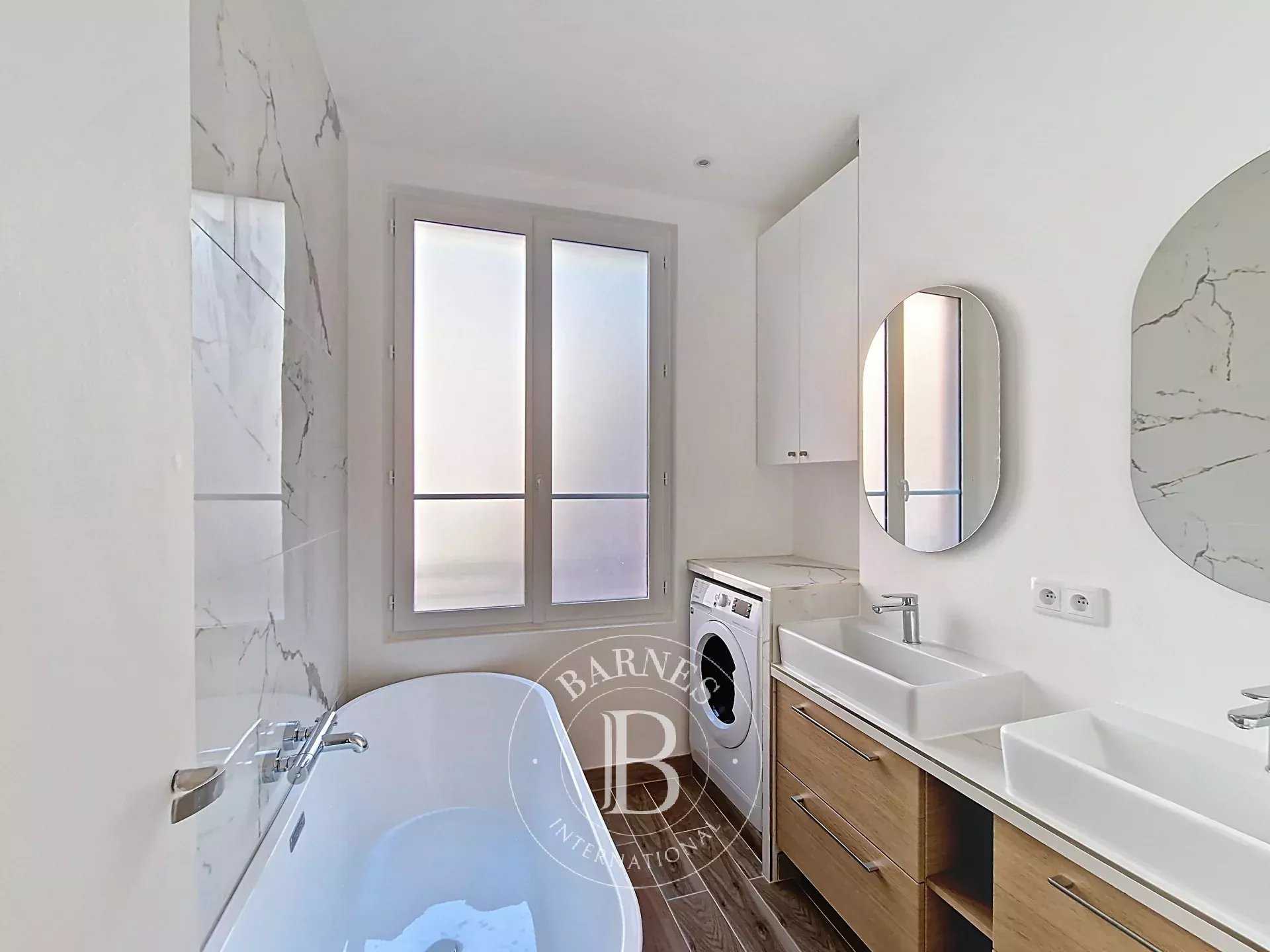 Paris  - Appartement 5 Pièces 3 Chambres
