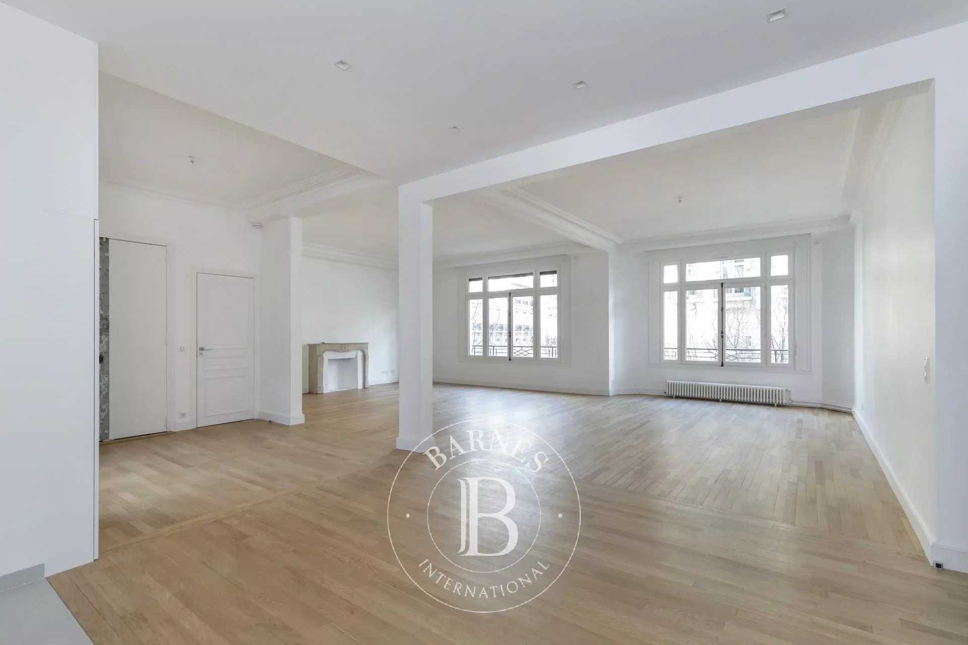 Paris  - Appartement 5 Pi&egrave;ces 3 Chambres