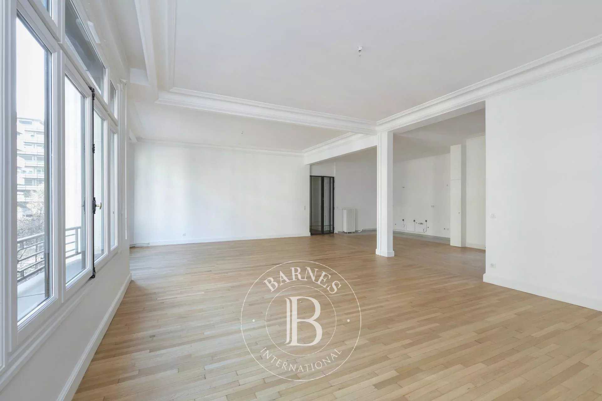 Paris  - Appartement 5 Pi&egrave;ces 3 Chambres