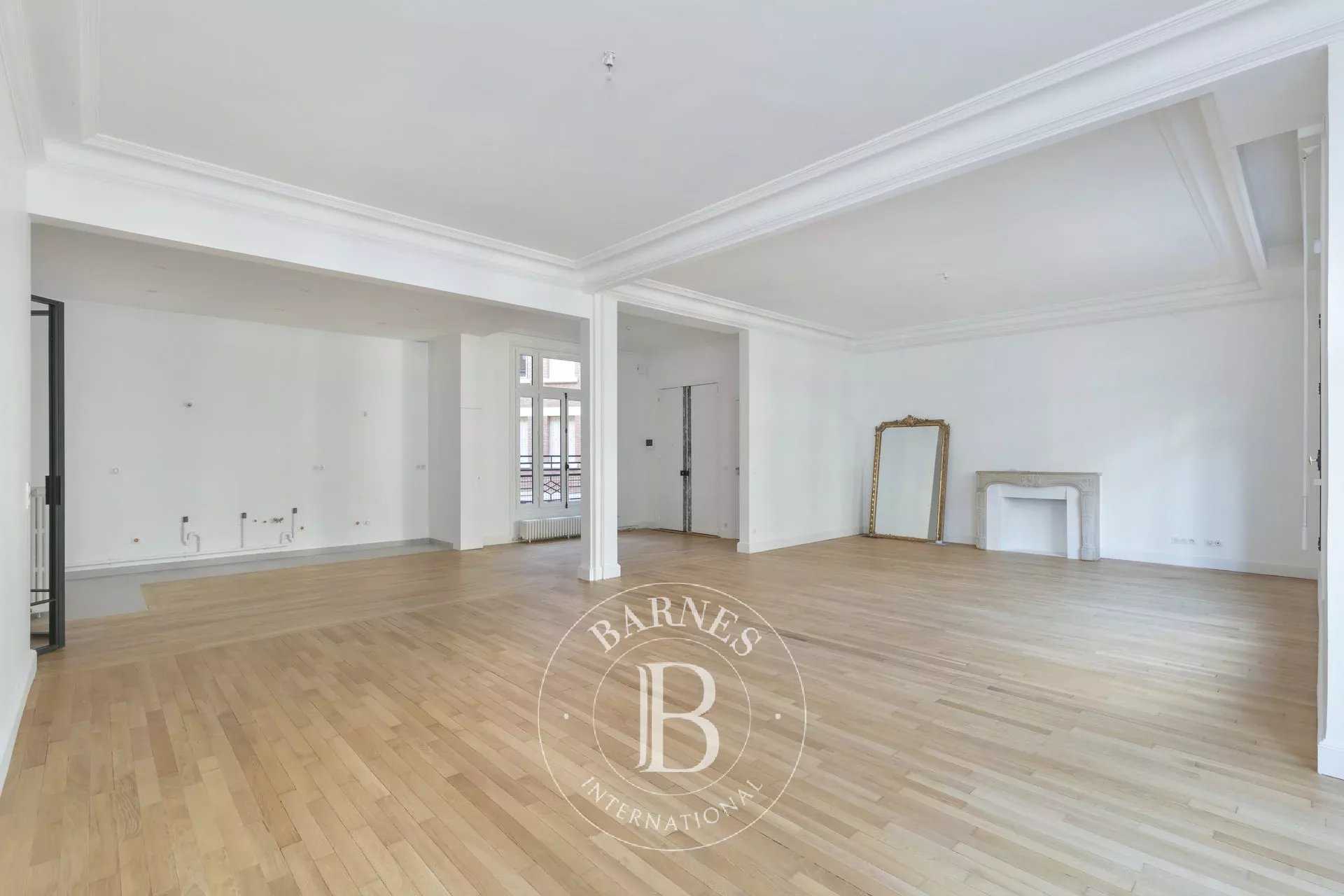 Paris  - Appartement 5 Pi&egrave;ces 3 Chambres