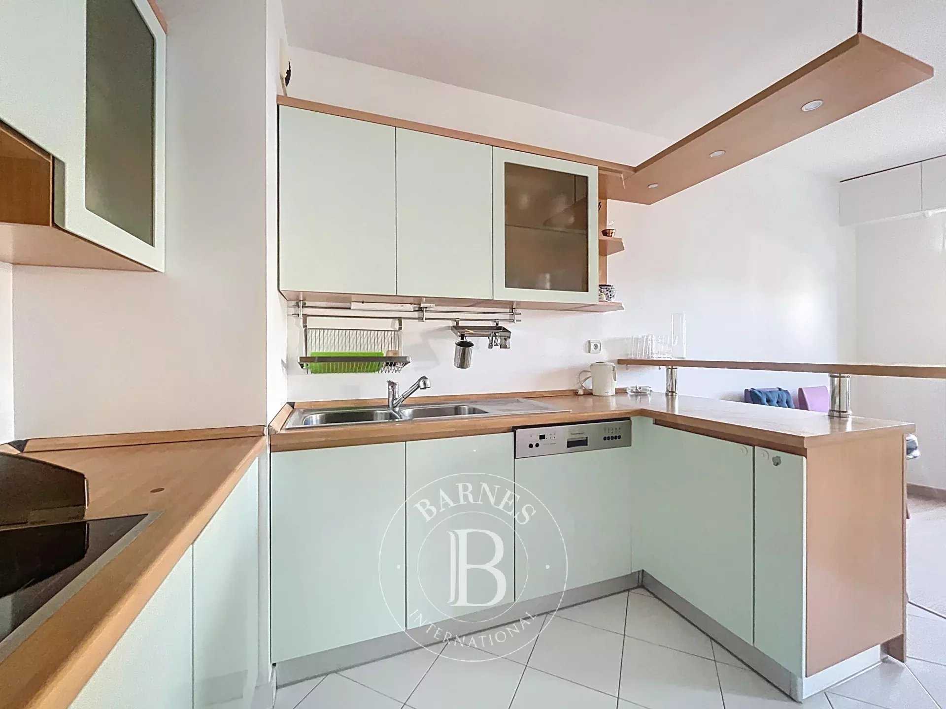 Paris  - Appartement 4 Pi&egrave;ces 2 Chambres