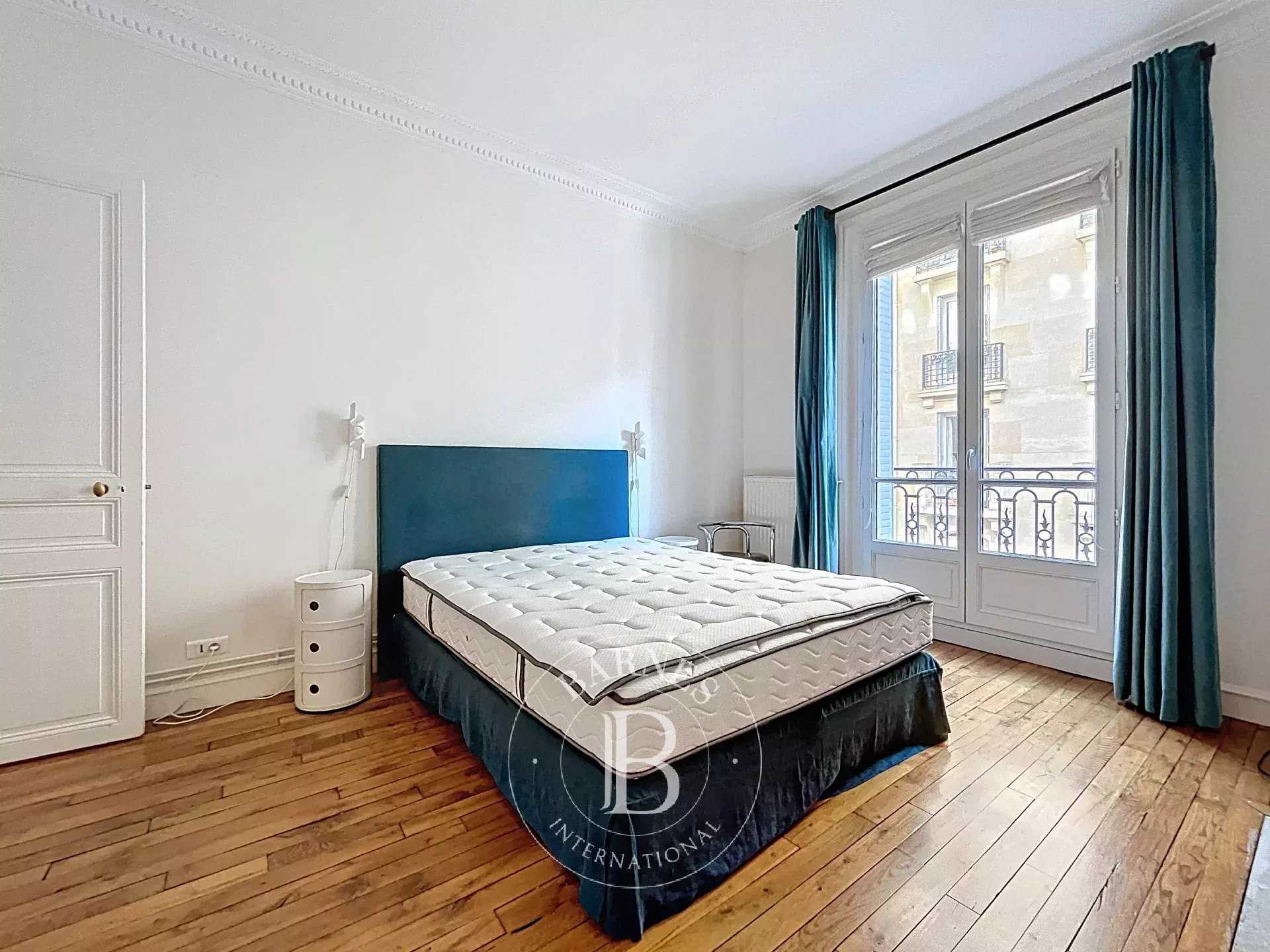 Paris  - Appartement 5 Pièces 3 Chambres