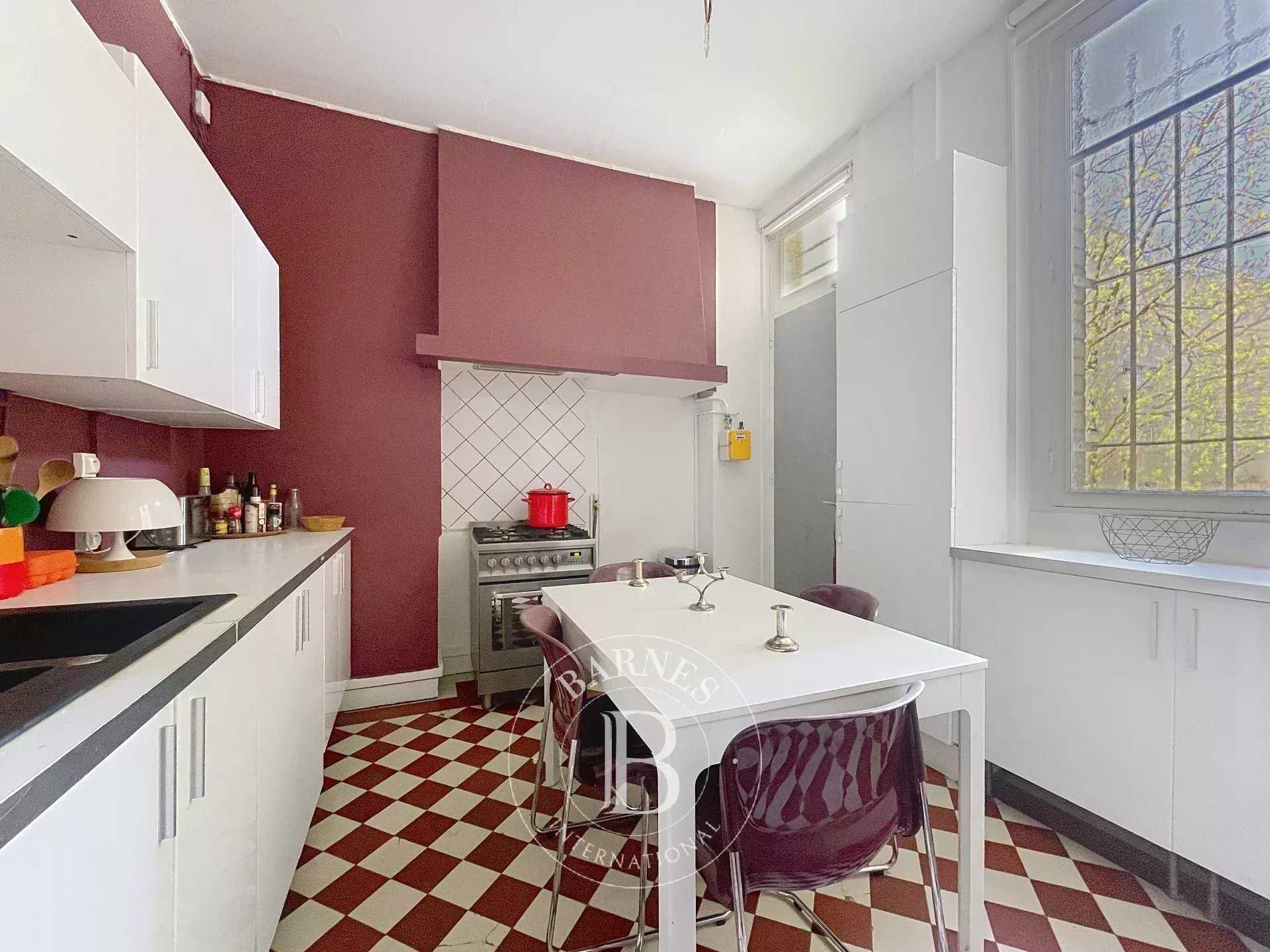 Paris  - Appartement 6 Pièces 3 Chambres