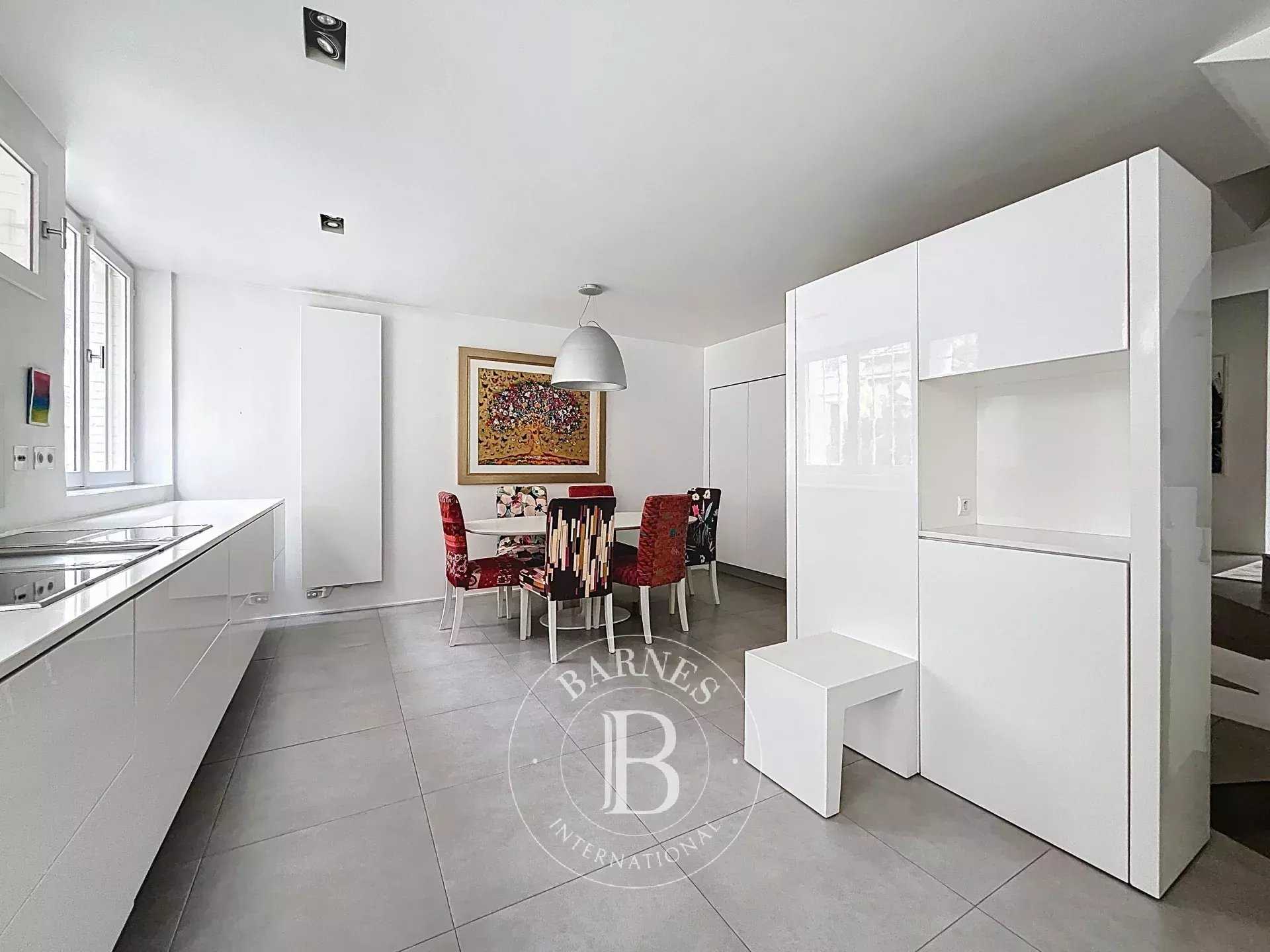 Paris  - Appartement 7 Pi&egrave;ces 3 Chambres