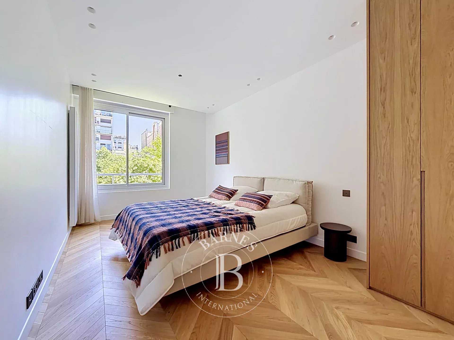 Paris  - Appartement 5 Pi&egrave;ces 4 Chambres