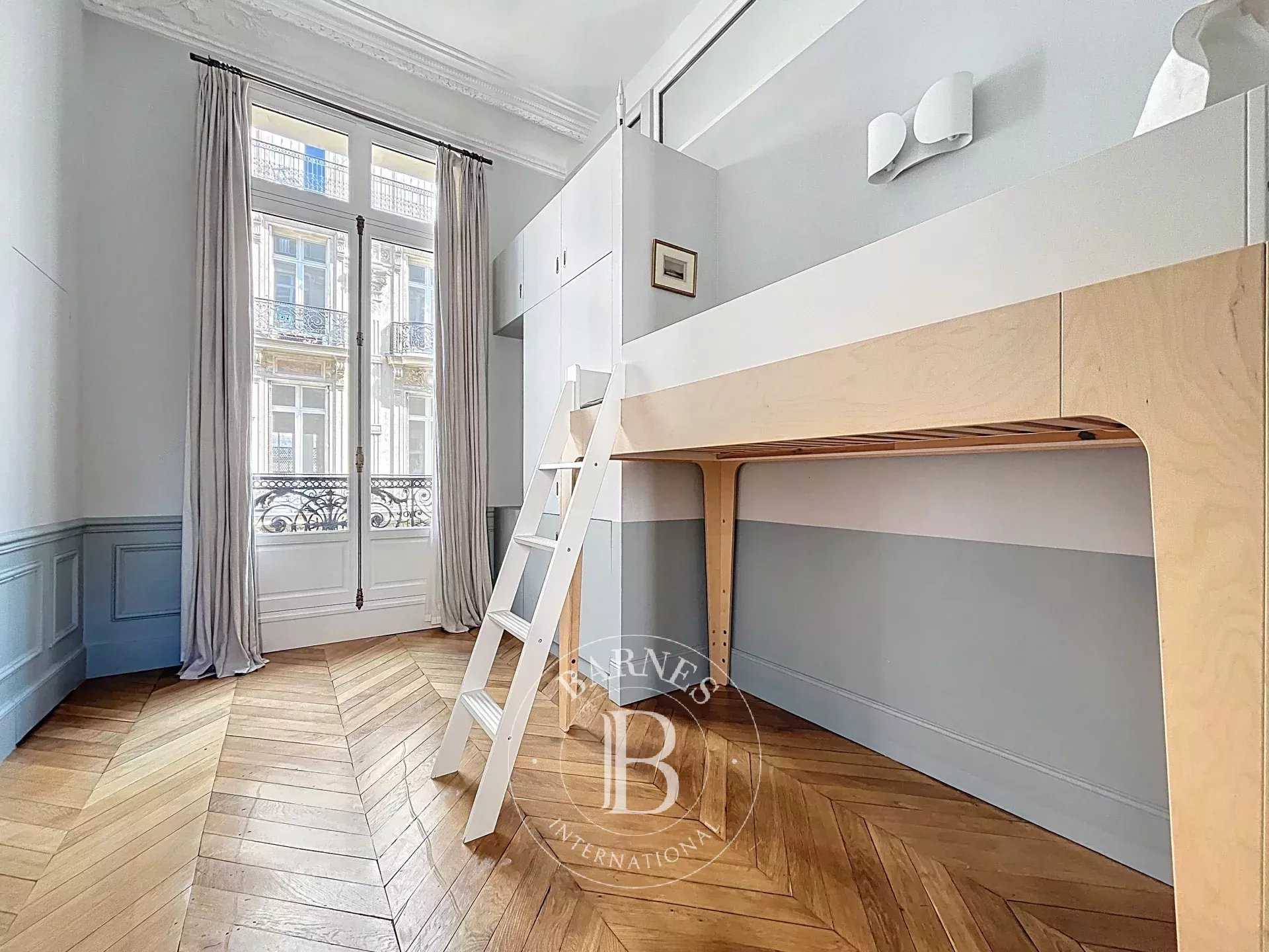 Paris  - Appartement 5 Pièces 4 Chambres