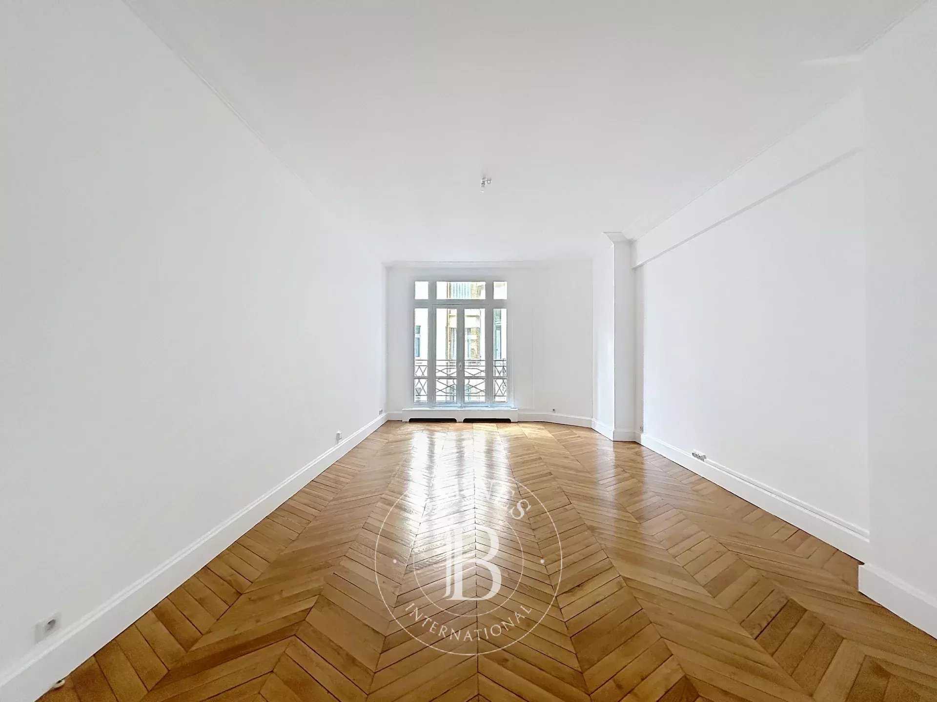 Paris  - Appartement 7 Pi&egrave;ces 4 Chambres