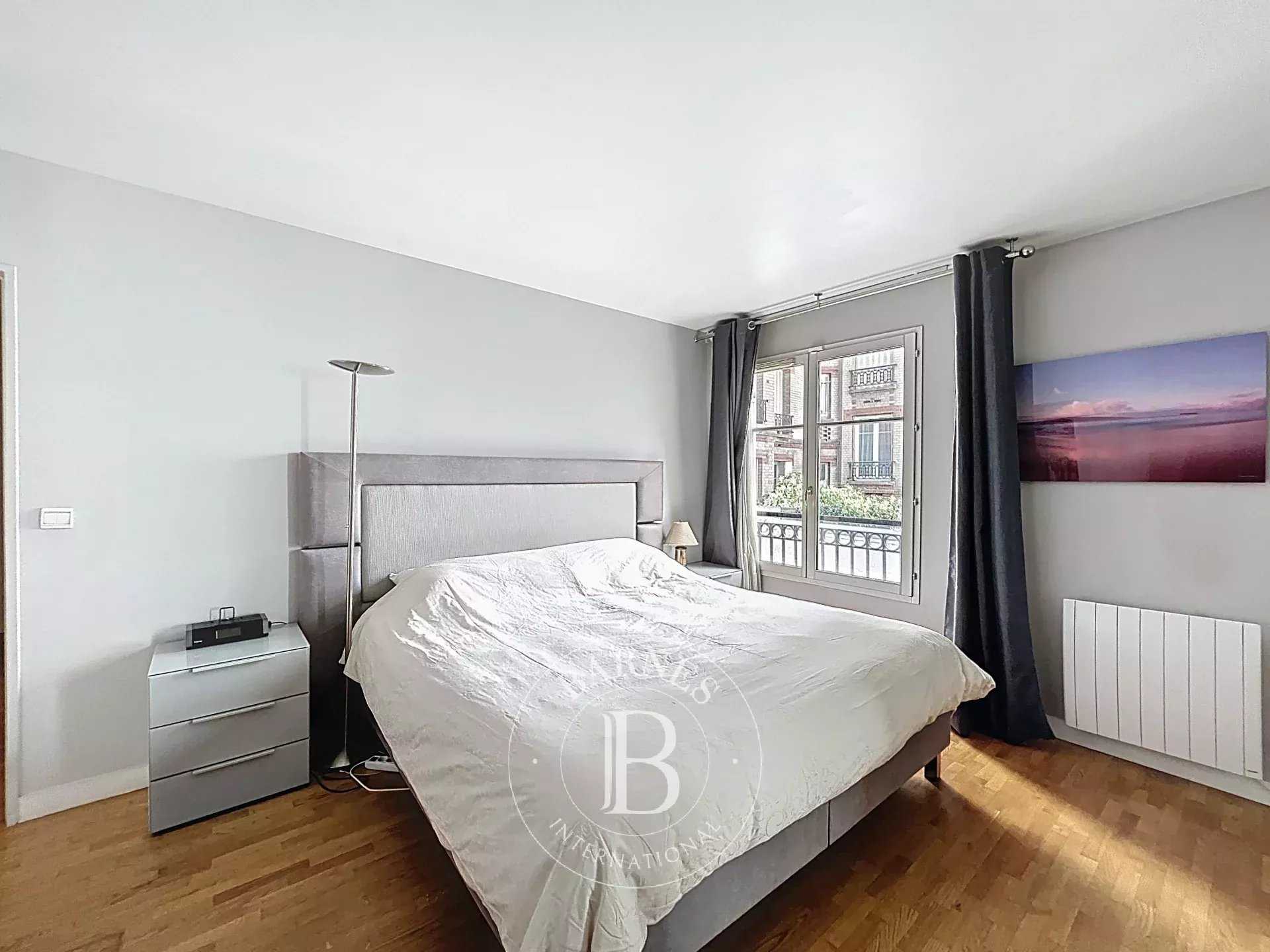 Paris  - Appartement 5 Pièces 3 Chambres