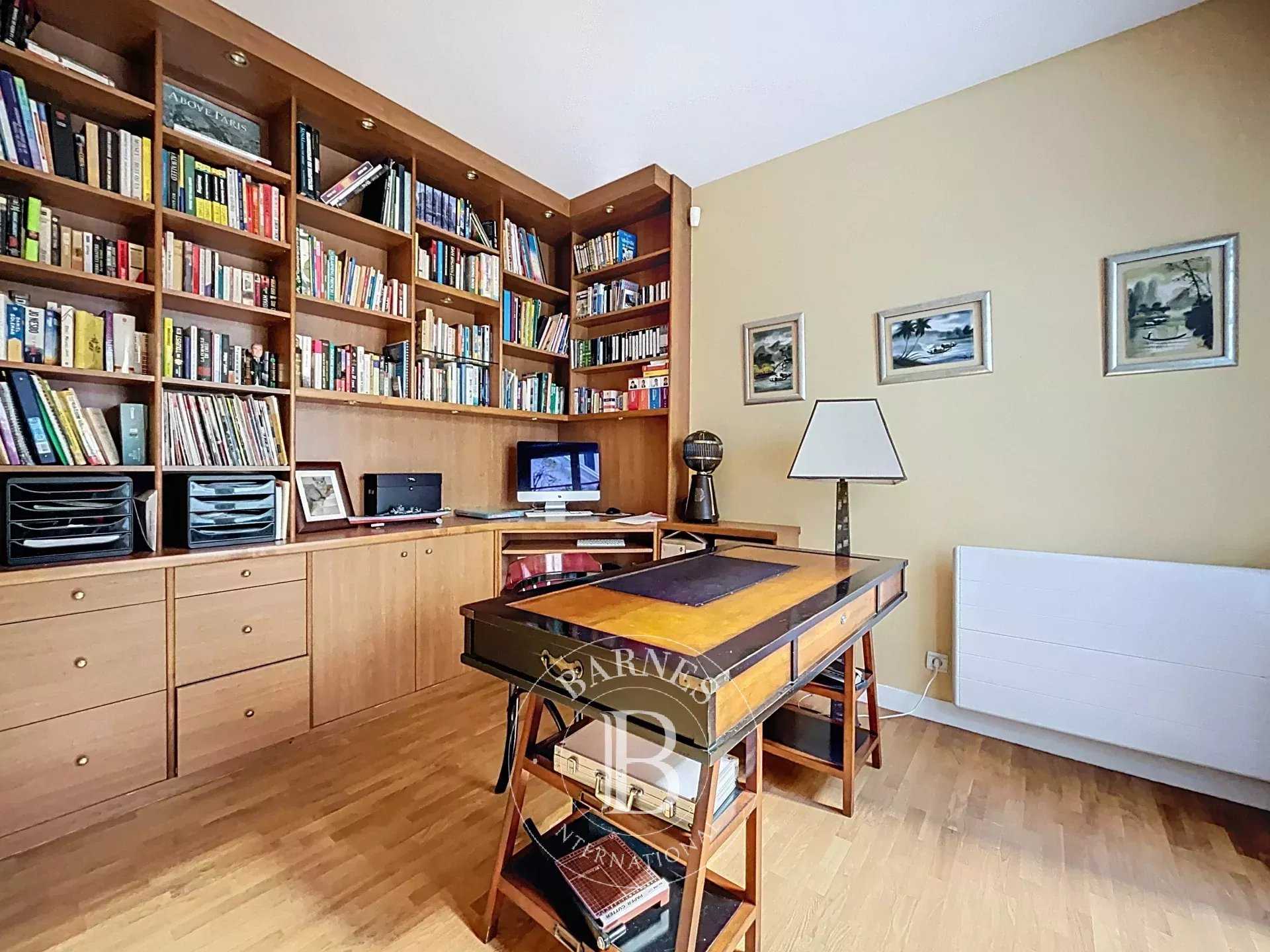 Paris  - Appartement 5 Pièces 3 Chambres