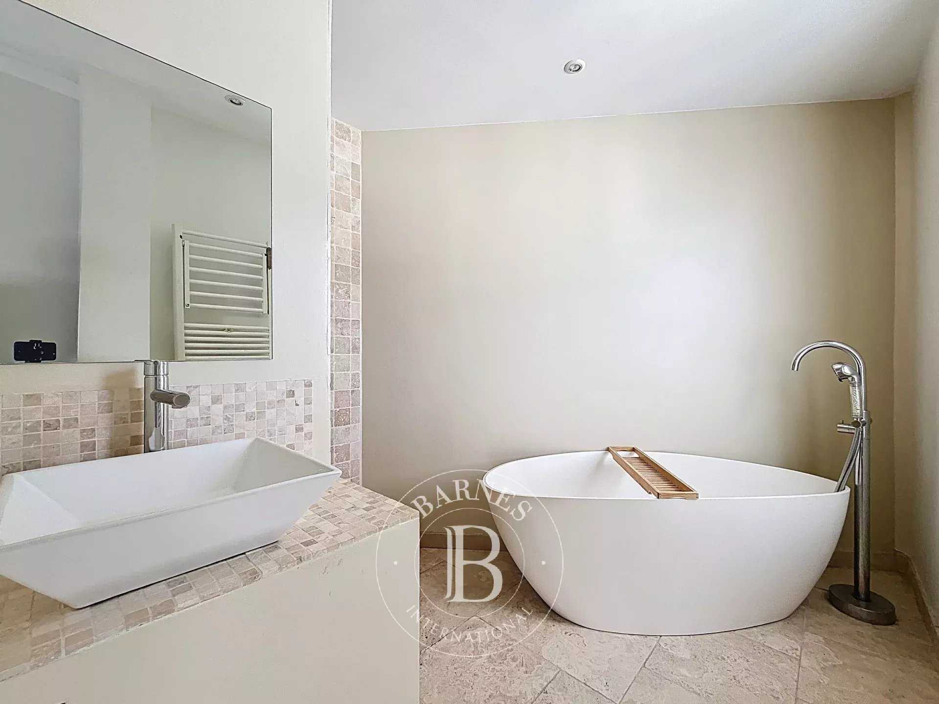 Paris  - Appartement 3 Pi&egrave;ces 2 Chambres