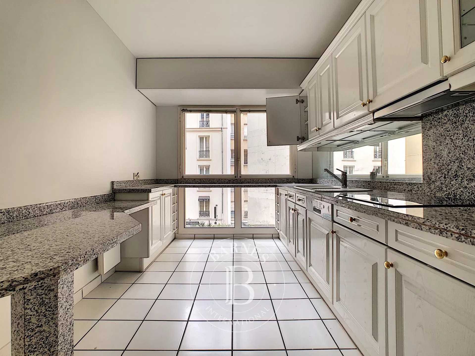 Paris  - Appartement 4 Pièces 2 Chambres