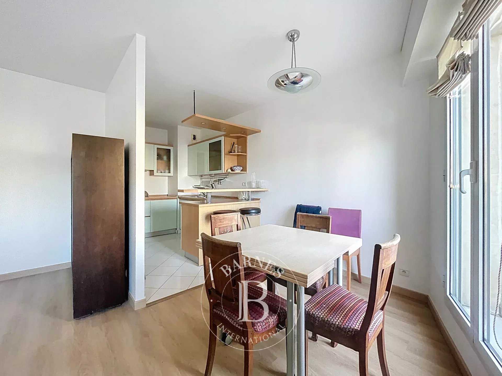 Paris  - Appartement 4 Pi&egrave;ces 2 Chambres