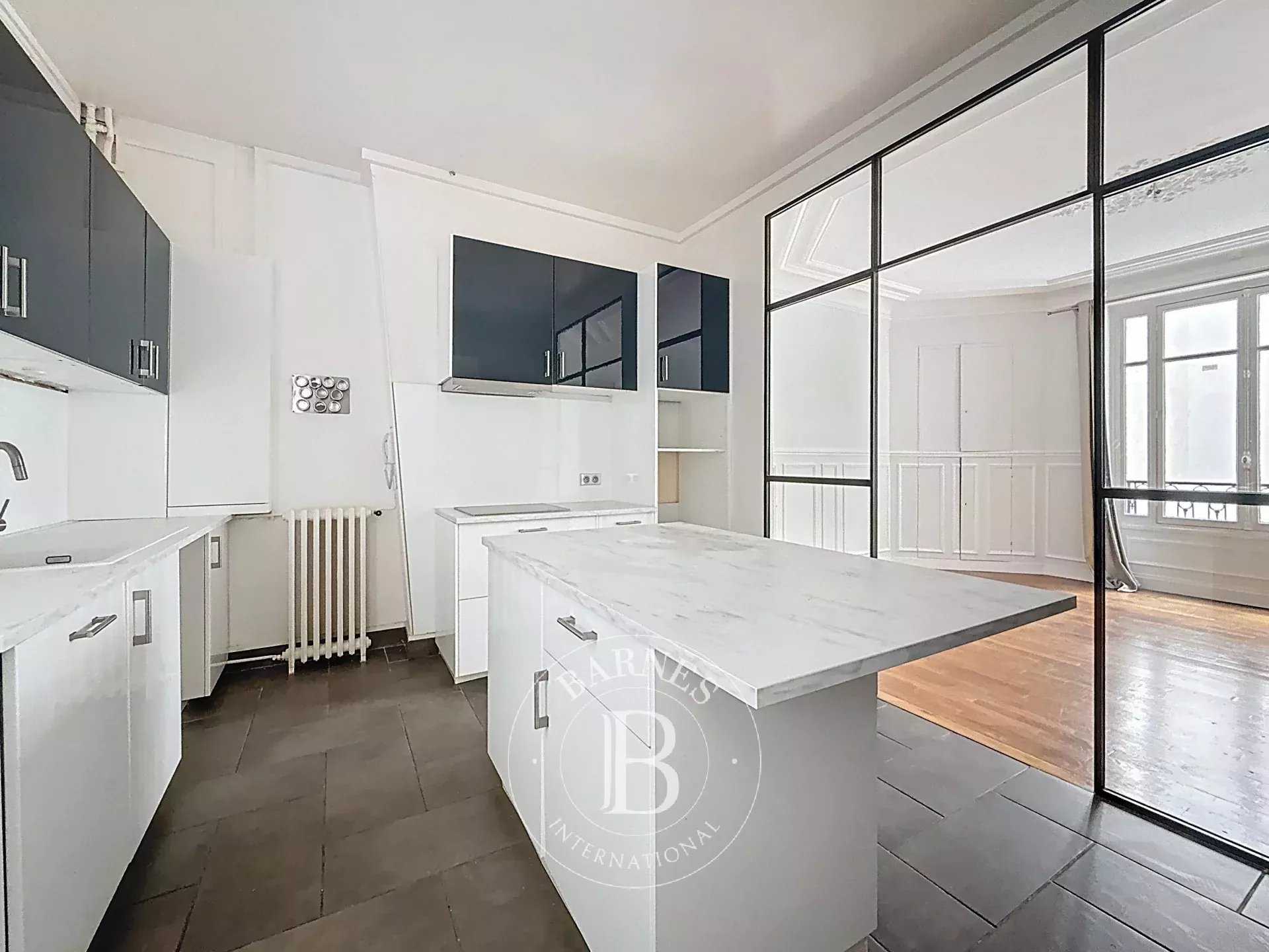 Paris  - Appartement 5 Pièces 2 Chambres