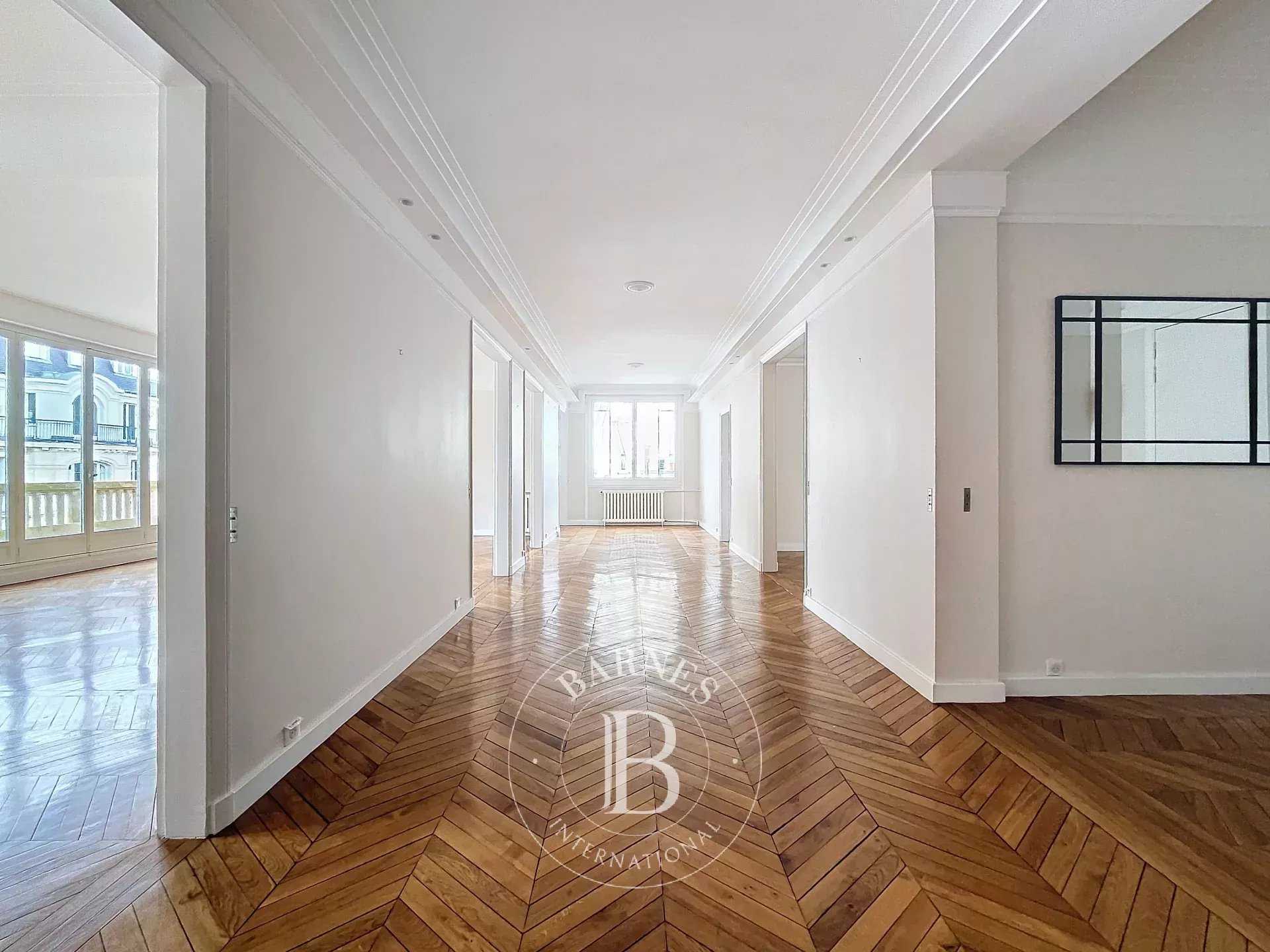 Paris  - Appartement 8 Pièces 5 Chambres