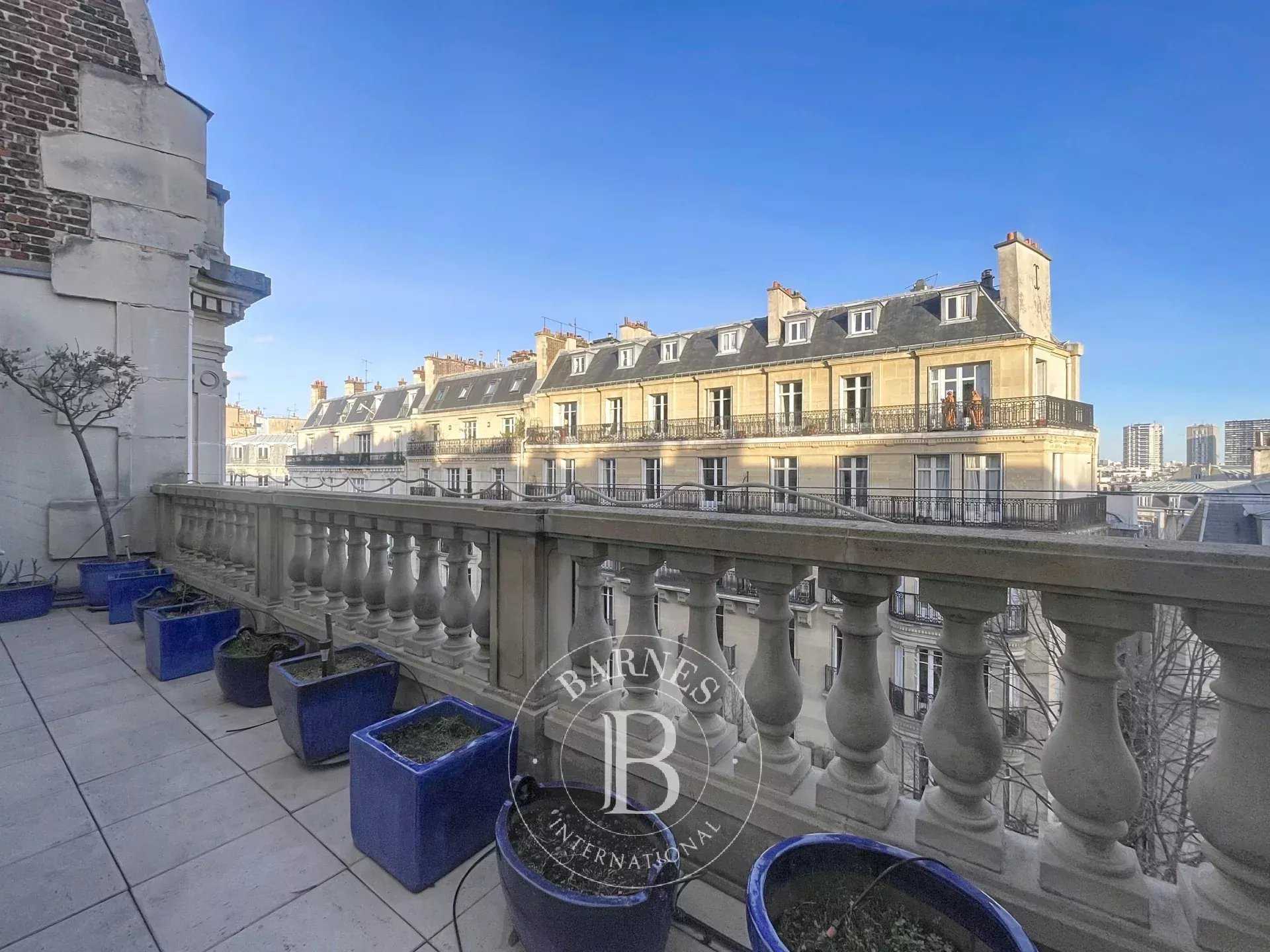 Paris  - Appartement 4 Pi&egrave;ces 2 Chambres