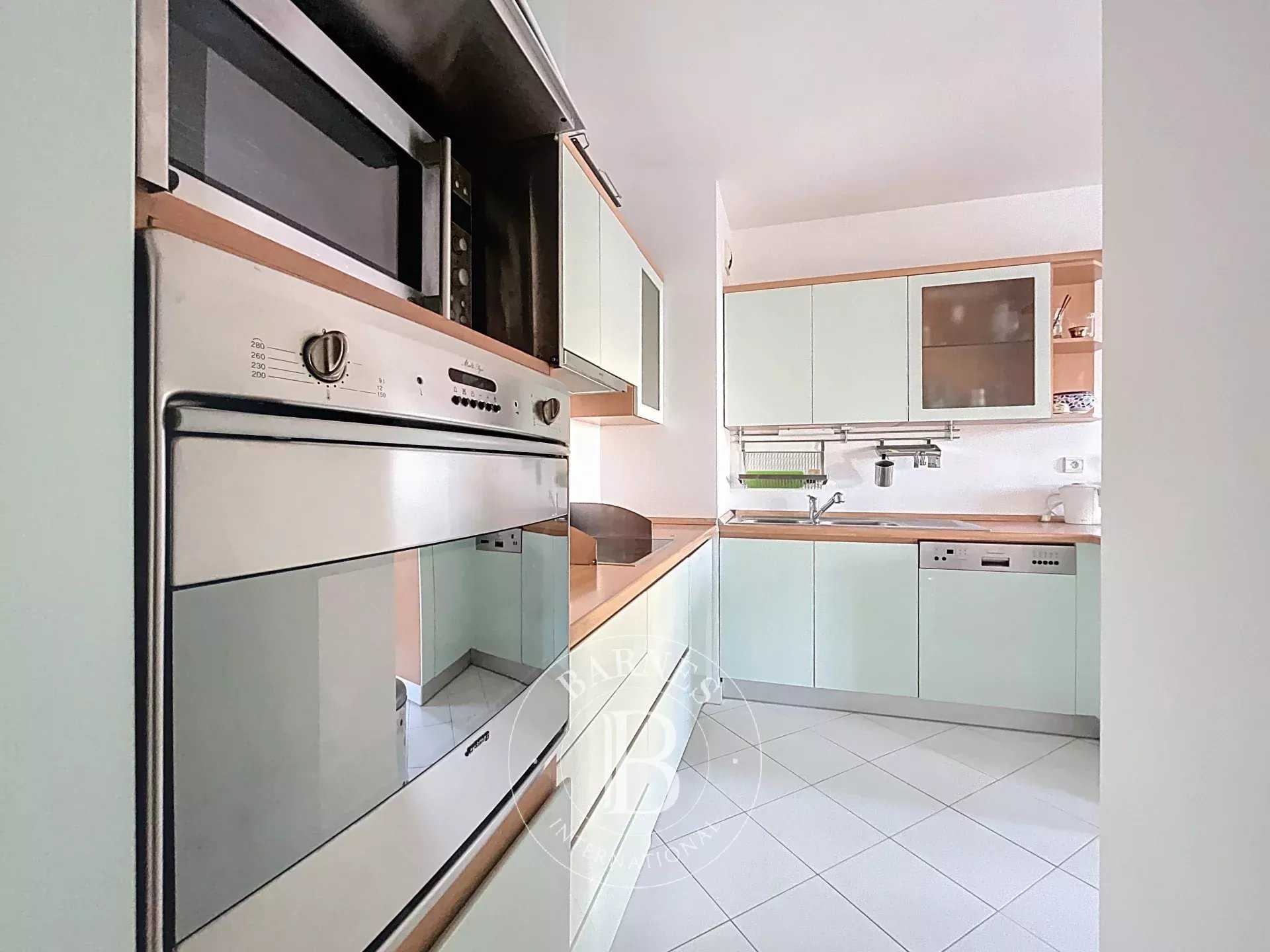 Paris  - Appartement 4 Pi&egrave;ces 2 Chambres