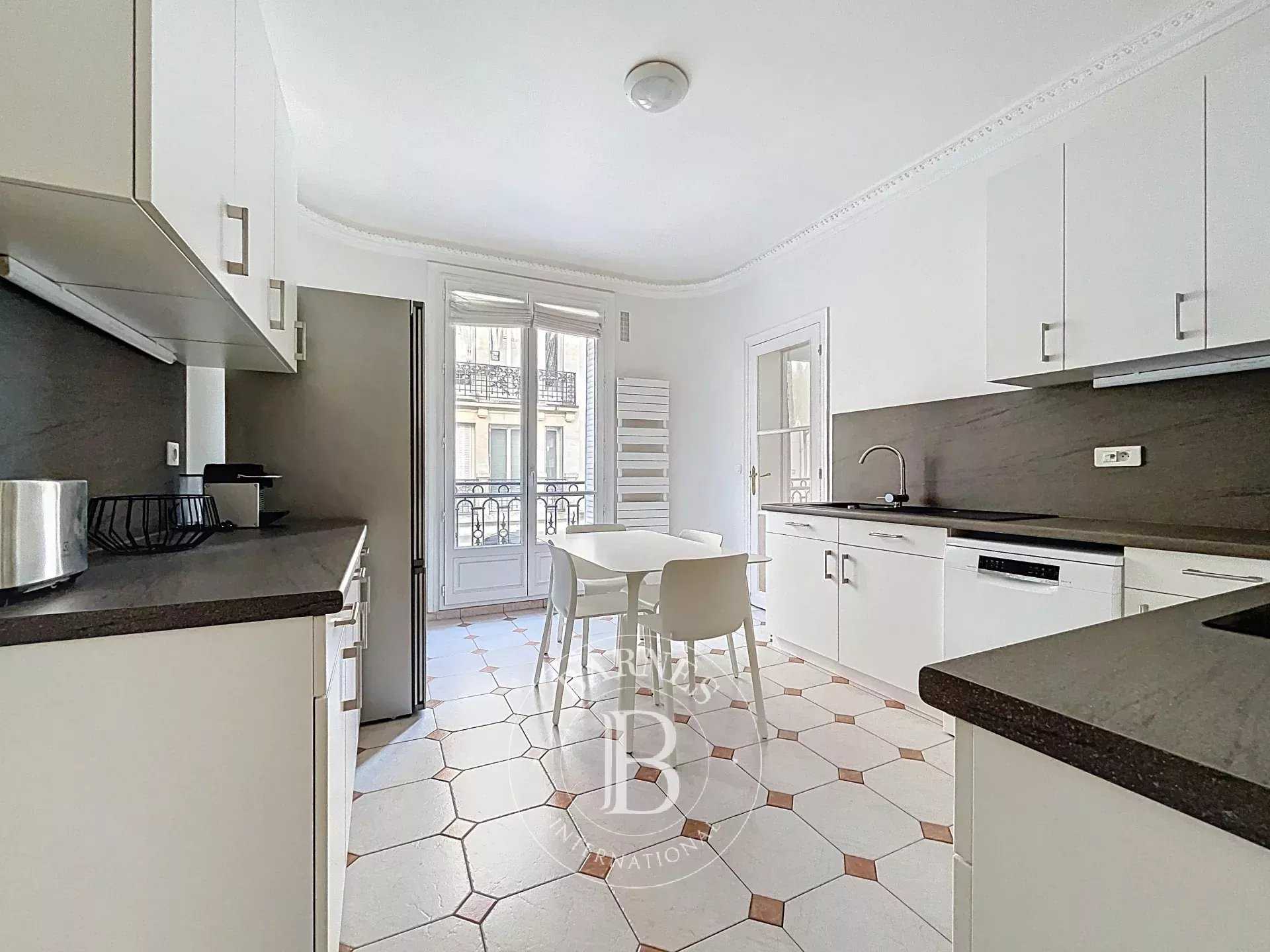 Paris  - Appartement 5 Pièces 3 Chambres