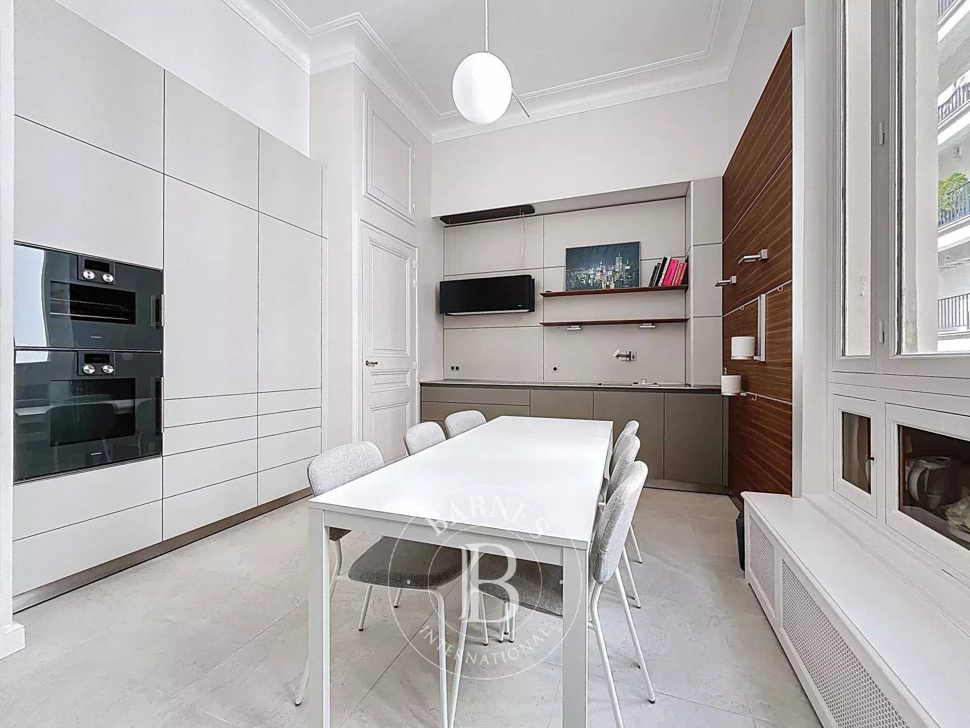 Paris  - Appartement 5 Pièces 4 Chambres