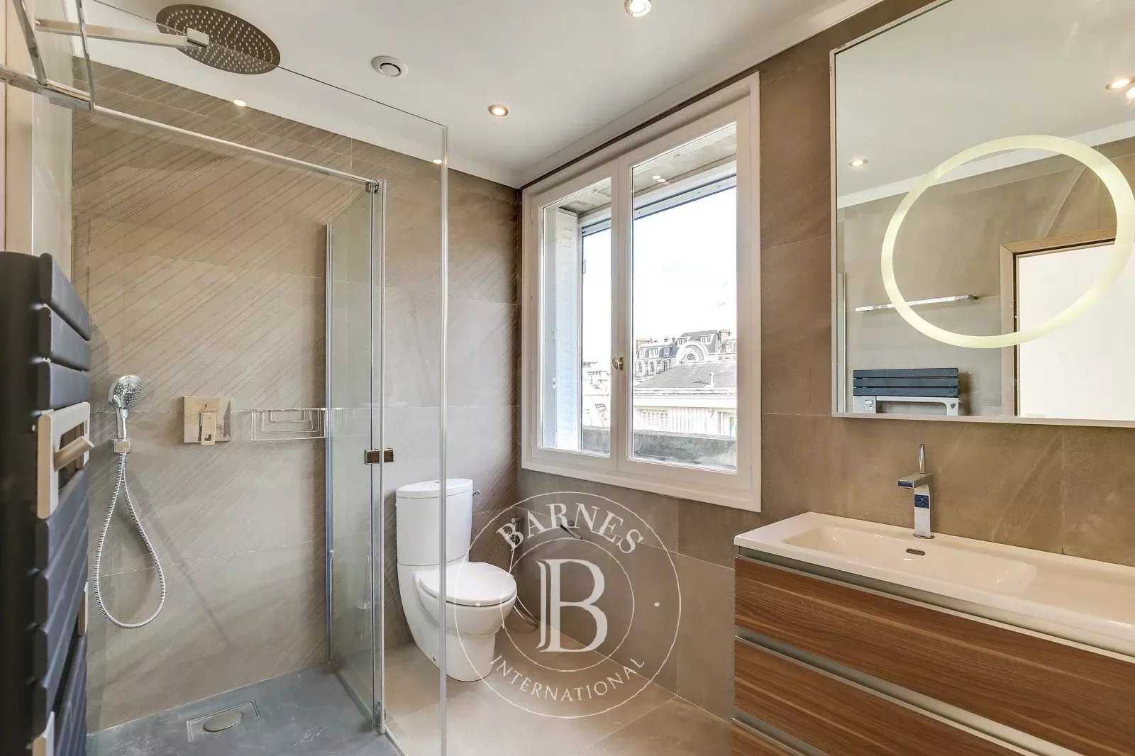 Paris  - Appartement 5 Pièces 3 Chambres