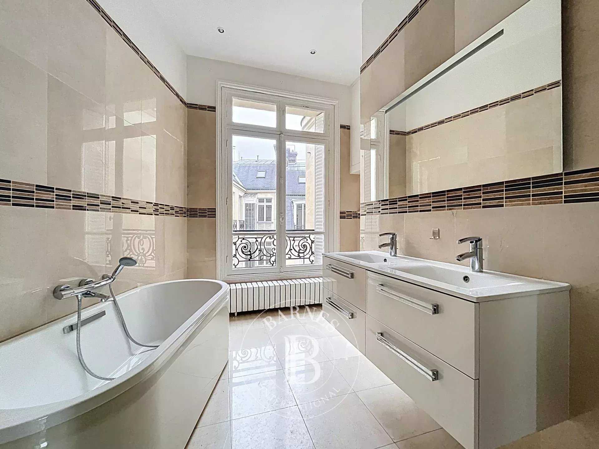 Paris  - Appartement 8 Pi&egrave;ces 5 Chambres