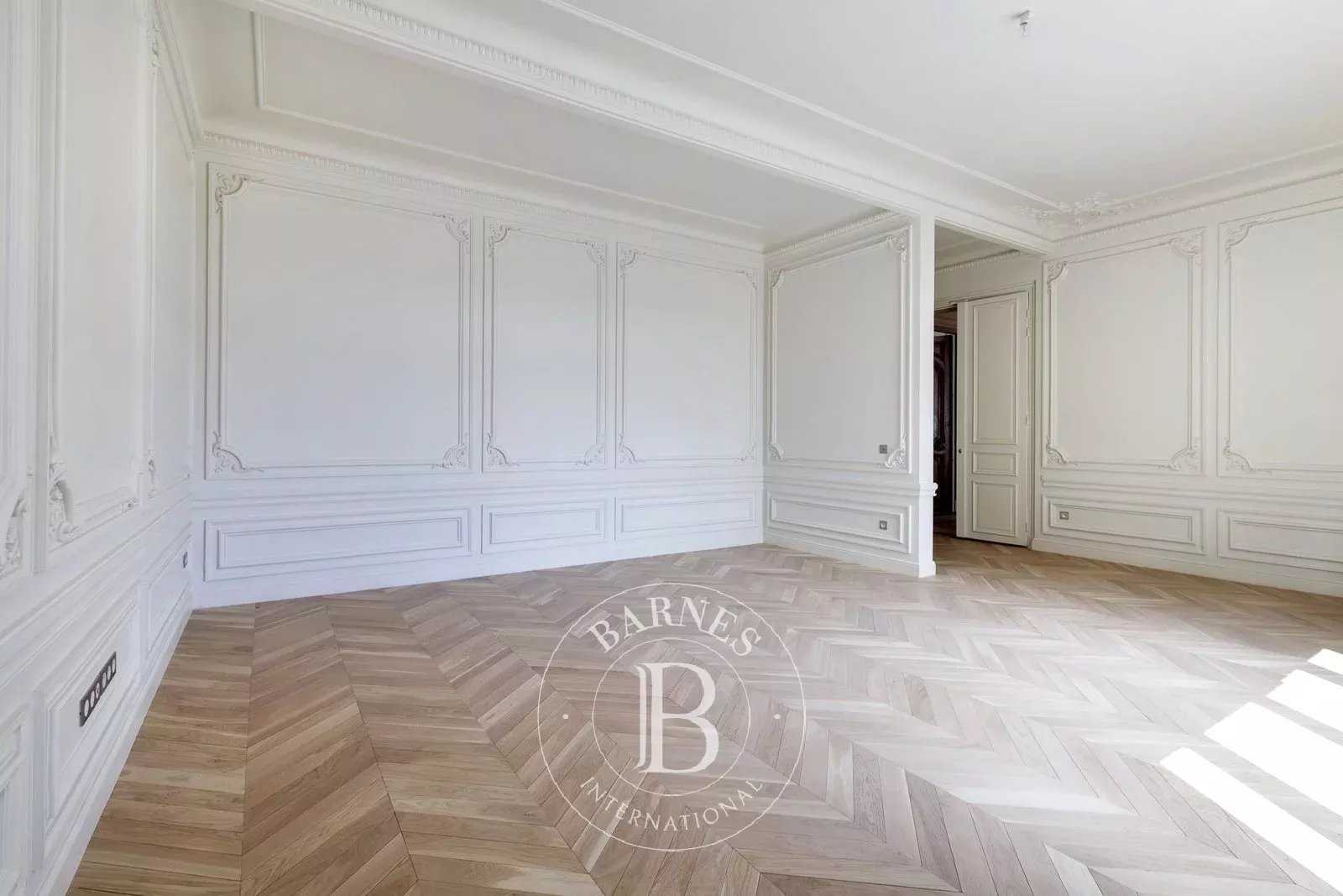 Paris  - Appartement 5 Pi&egrave;ces 3 Chambres