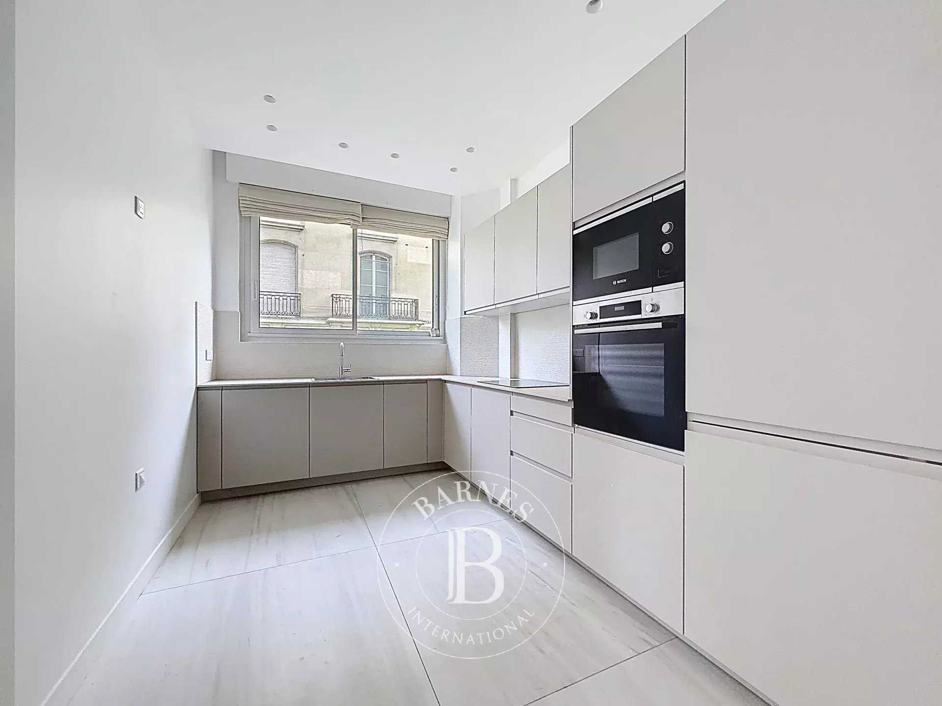 Paris  - Appartement 5 Pi&egrave;ces 4 Chambres