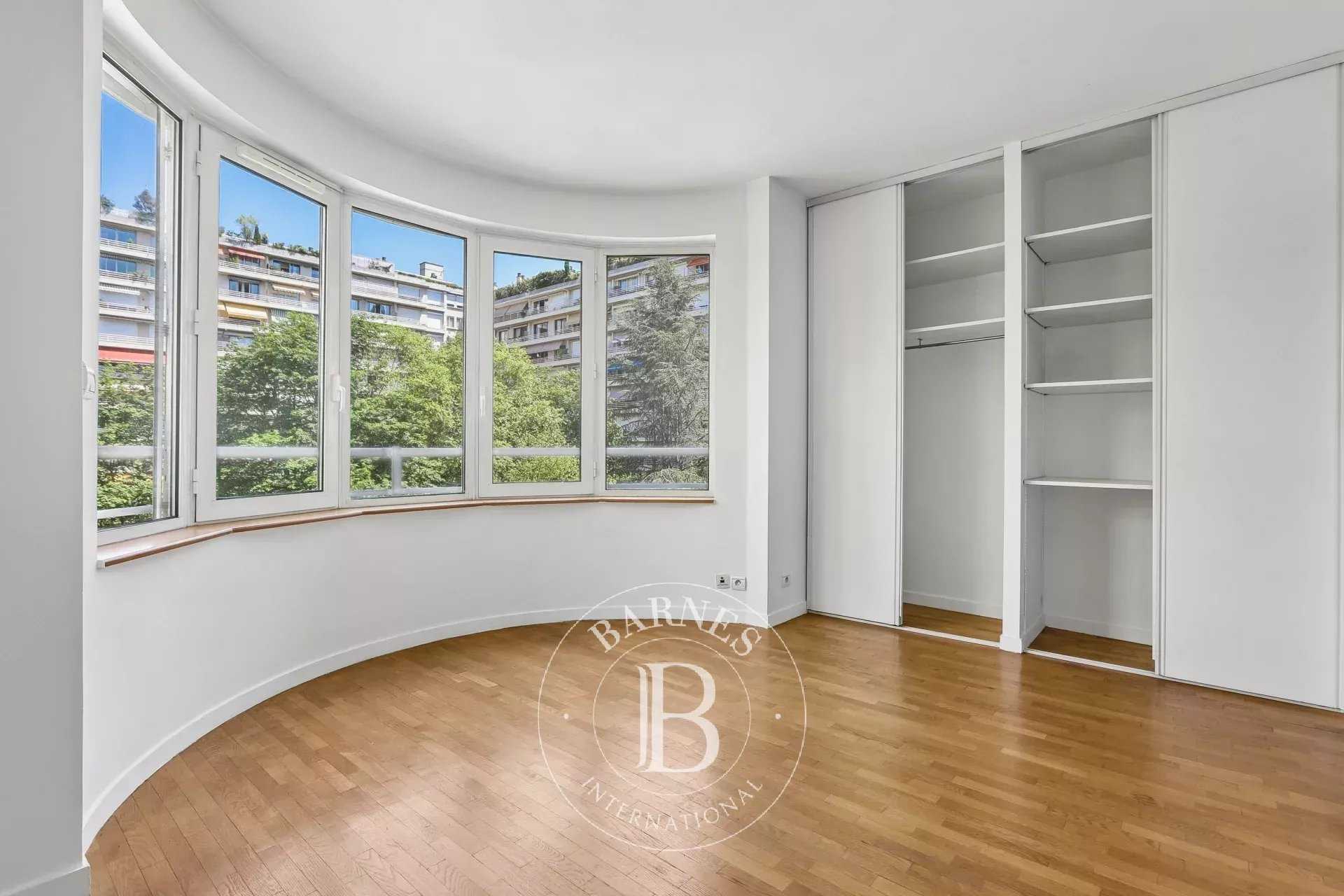 Paris  - Appartement 3 Pi&egrave;ces 2 Chambres