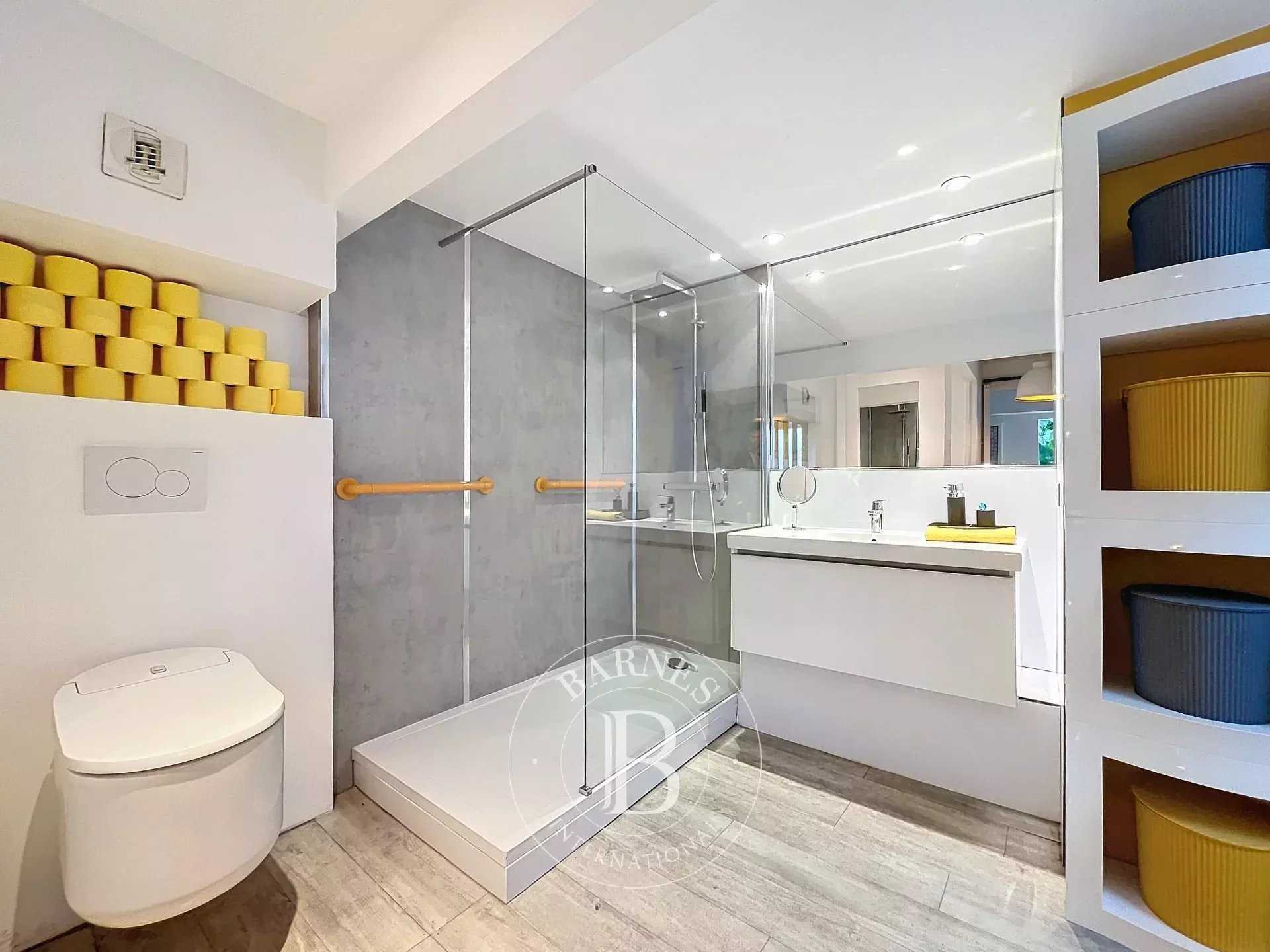 Paris  - Appartement 3 Pi&egrave;ces 2 Chambres