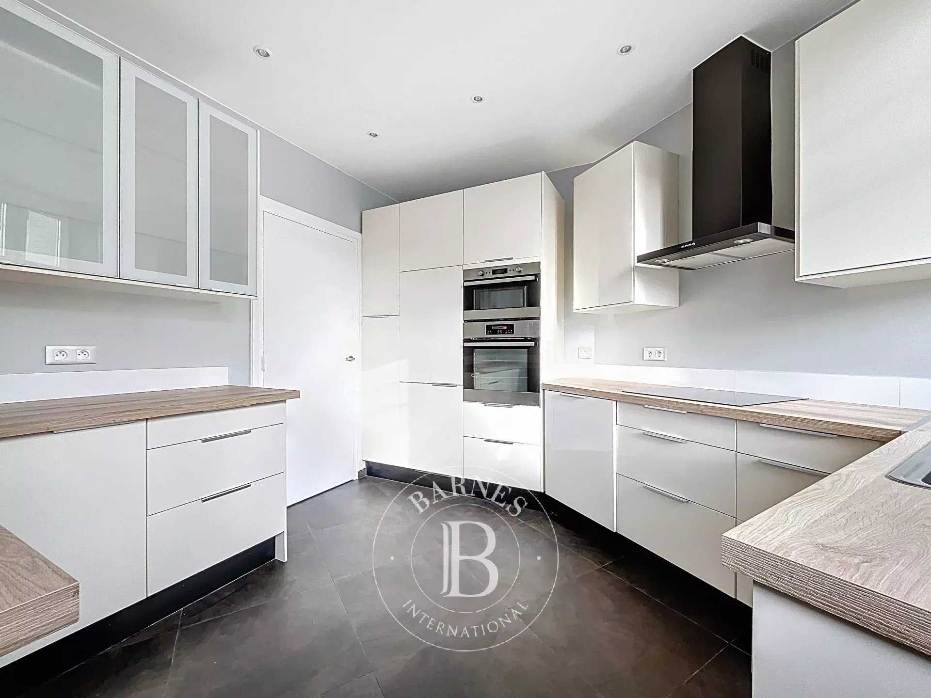 Paris  - Appartement 4 Pi&egrave;ces 3 Chambres