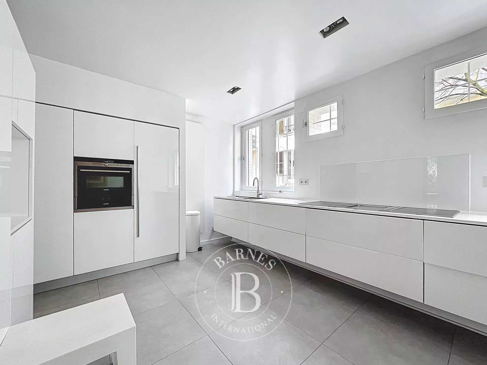 Paris  - Appartement 7 Pi&egrave;ces 3 Chambres