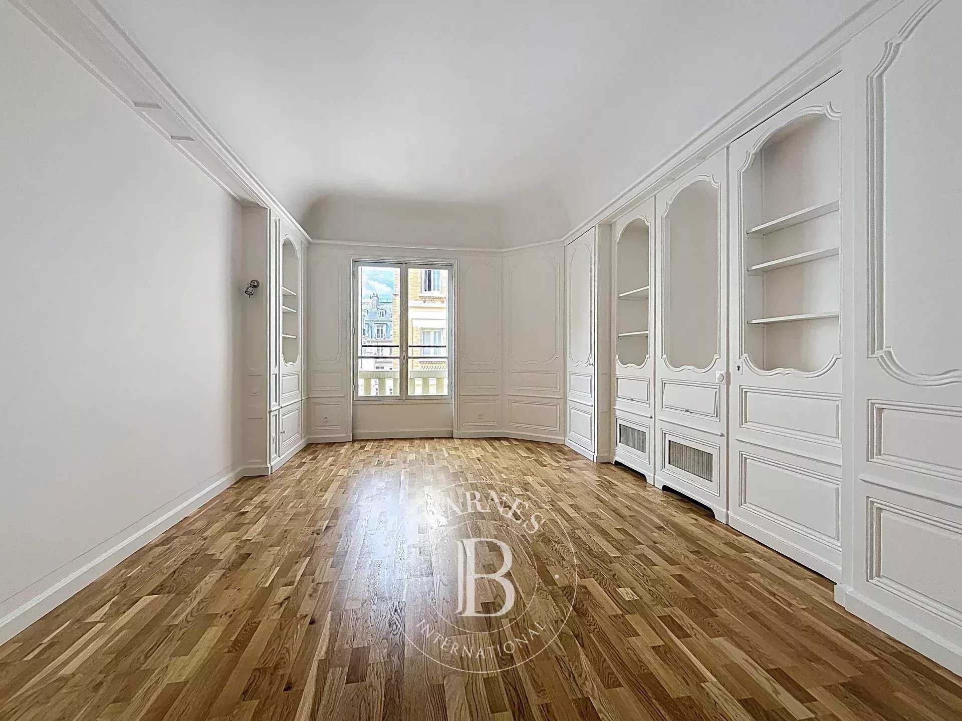 Paris  - Appartement 7 Pièces 4 Chambres