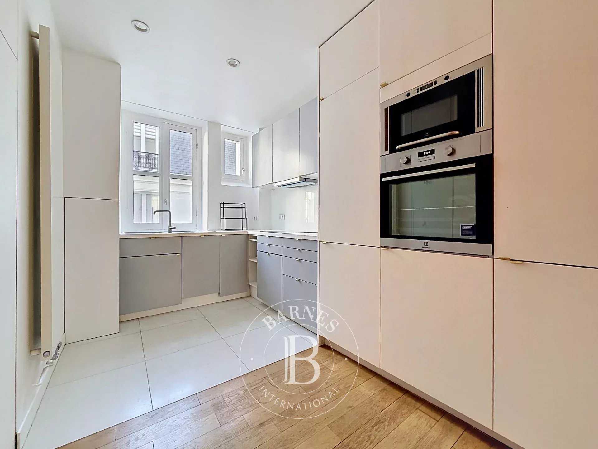 Paris  - Appartement 5 Pi&egrave;ces 3 Chambres