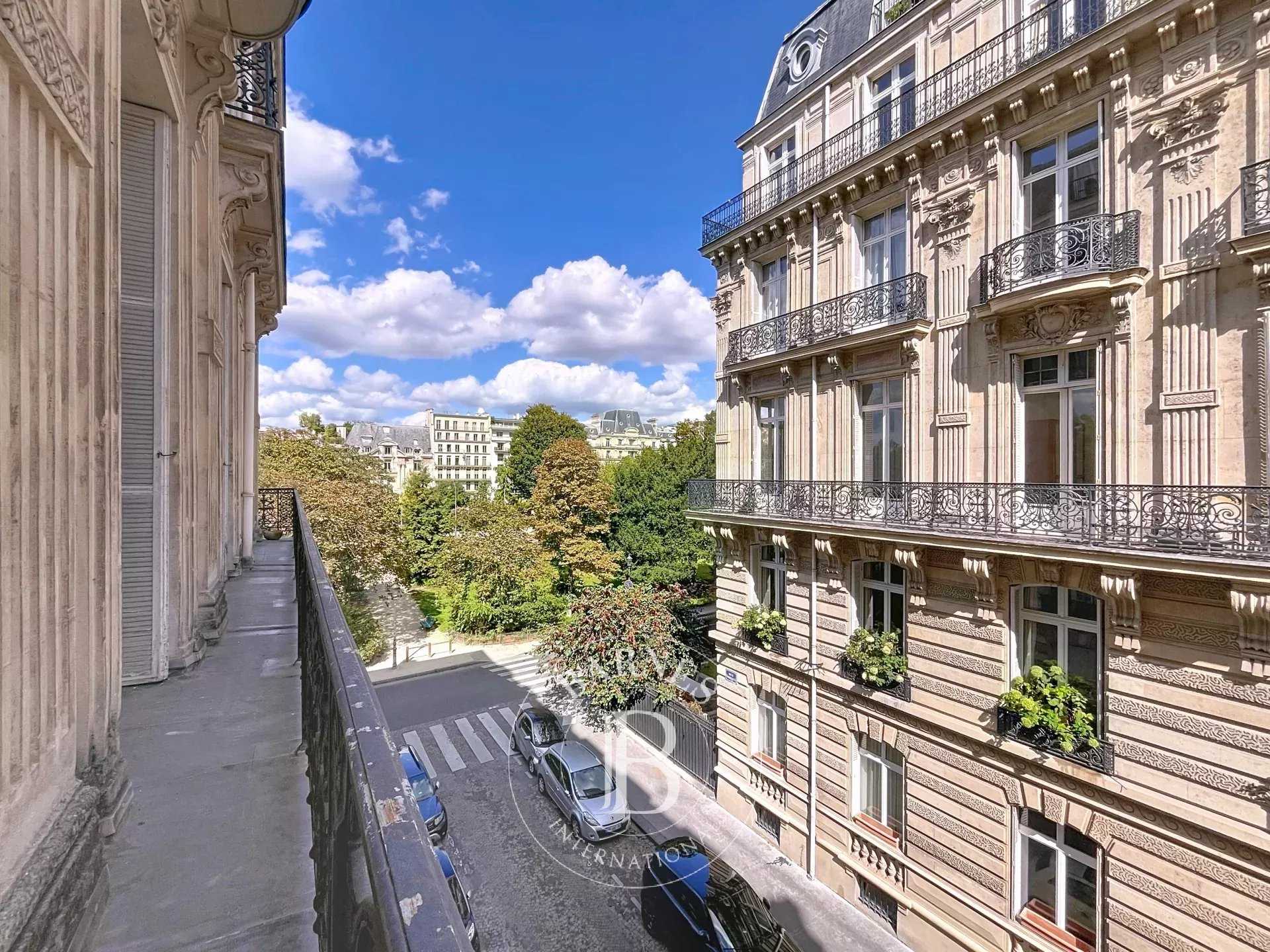 Paris  - Appartement 5 Pièces 4 Chambres
