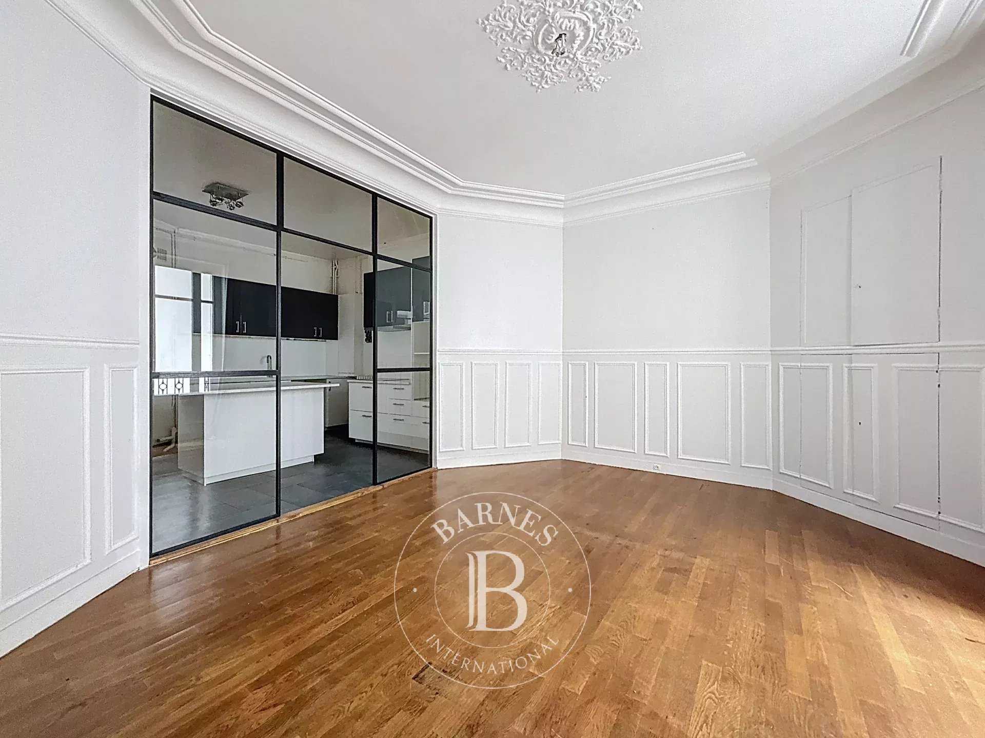 Paris  - Appartement 5 Pièces 2 Chambres