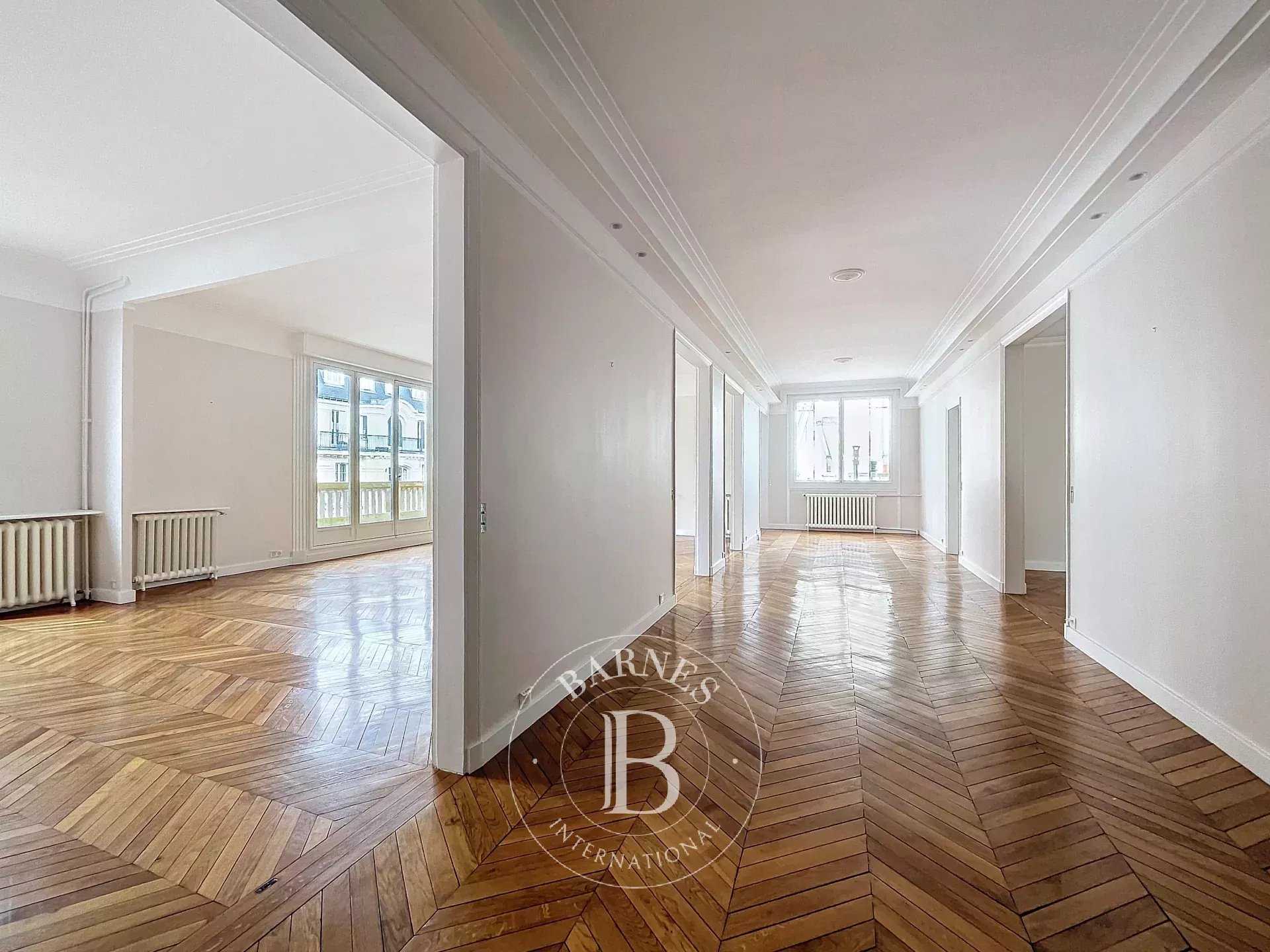 Paris  - Appartement 8 Pièces 5 Chambres