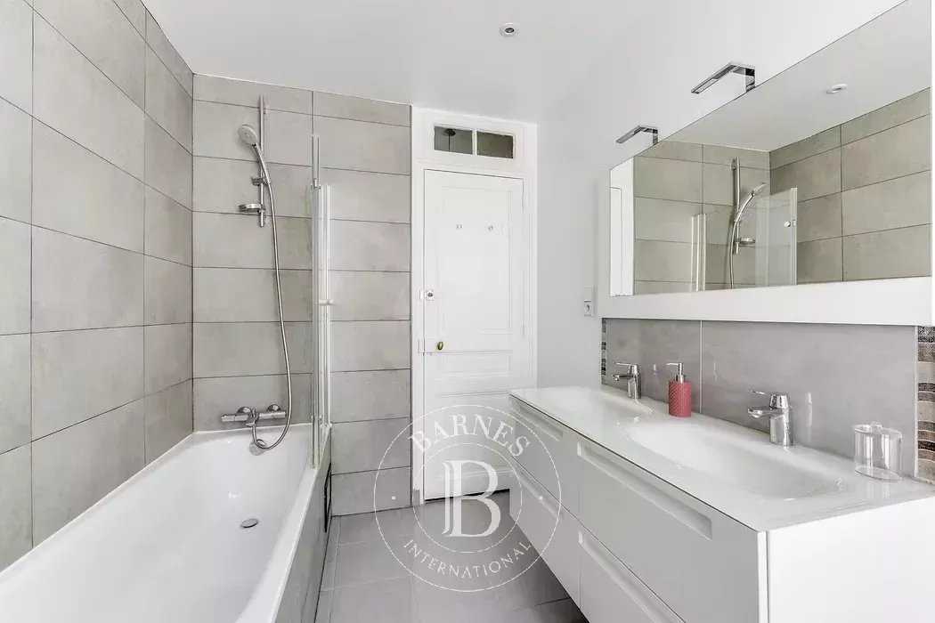 Paris  - Appartement 4 Pièces 2 Chambres