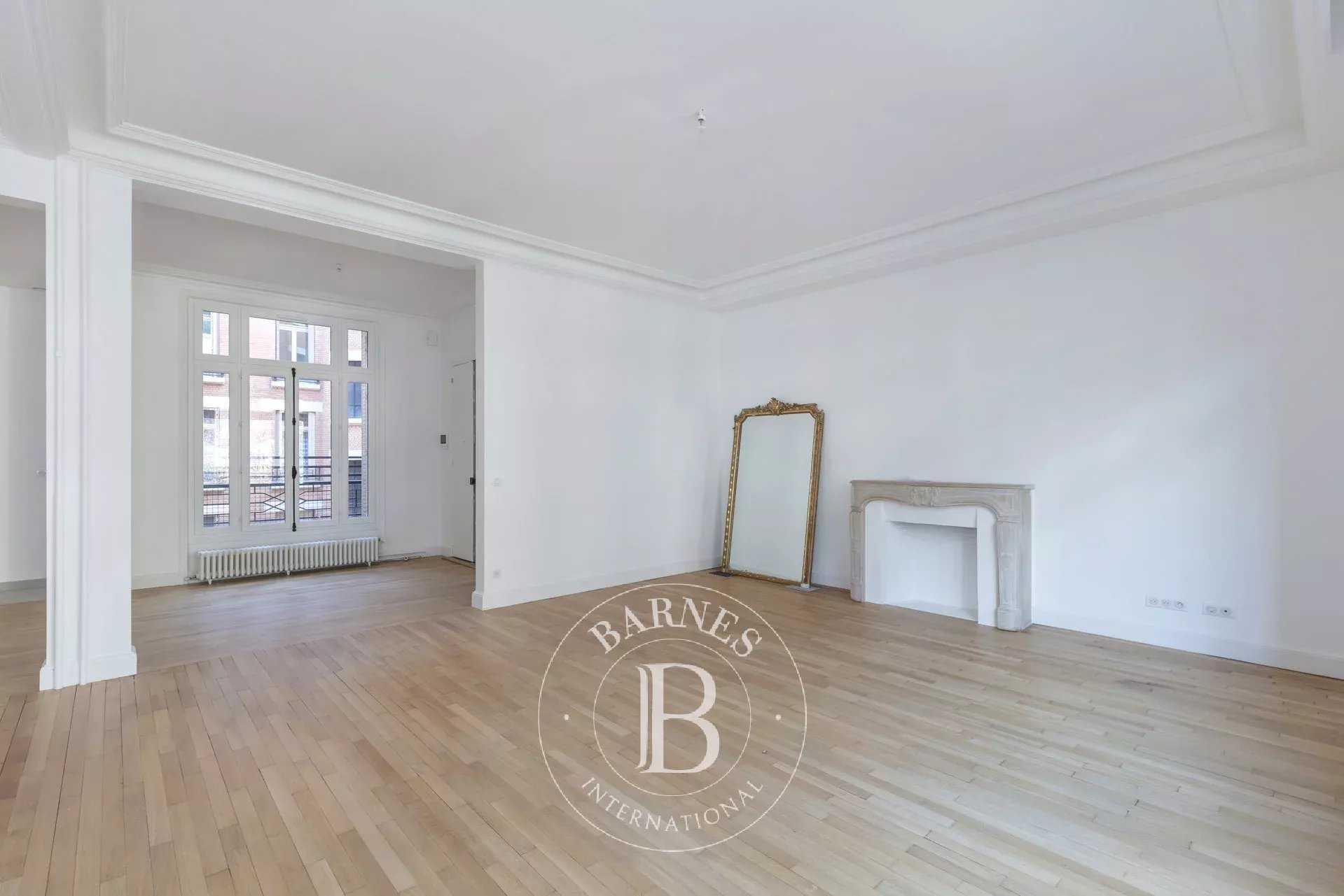 Paris  - Appartement 5 Pi&egrave;ces 3 Chambres