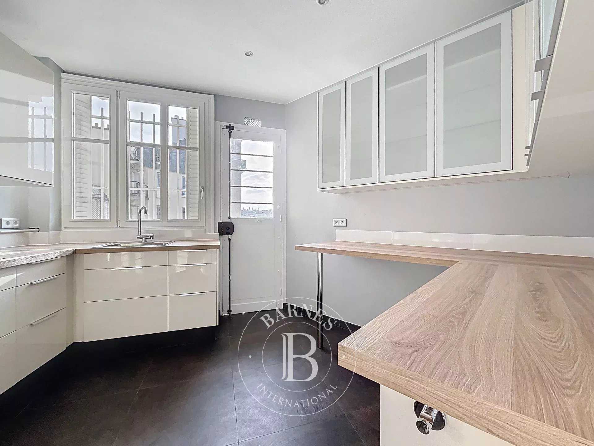 Paris  - Appartement 4 Pi&egrave;ces 3 Chambres