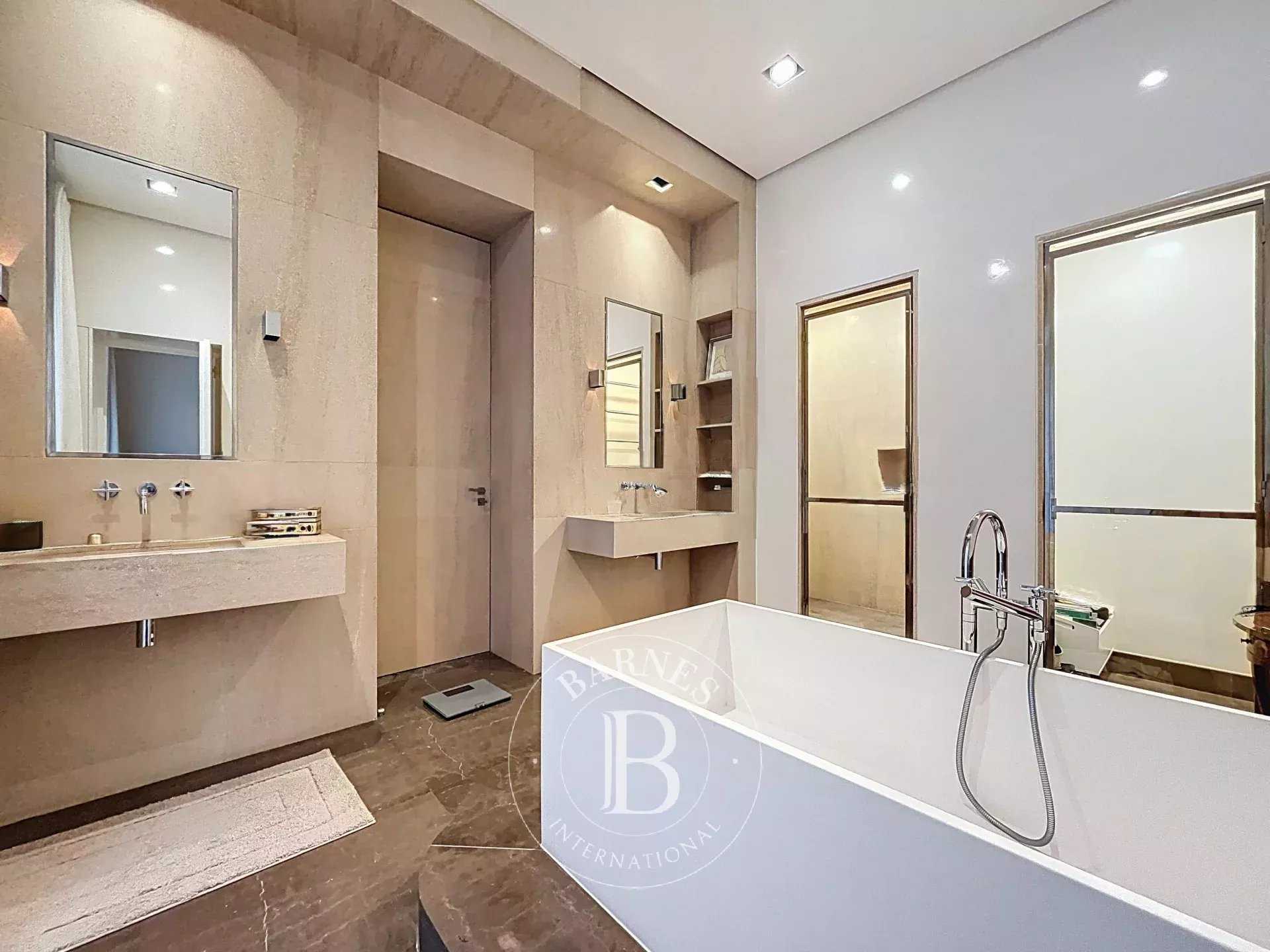 Paris  - Appartement 6 Pi&egrave;ces 3 Chambres