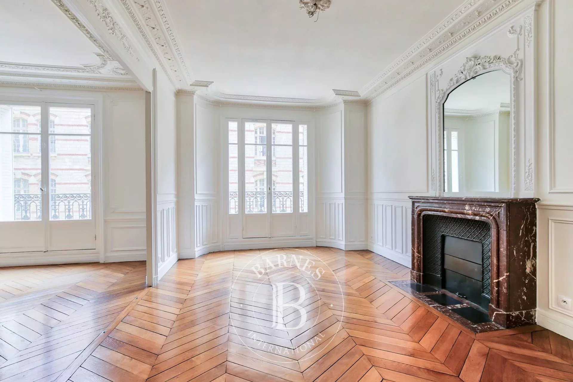 Paris  - Appartement 5 Pi&egrave;ces 3 Chambres
