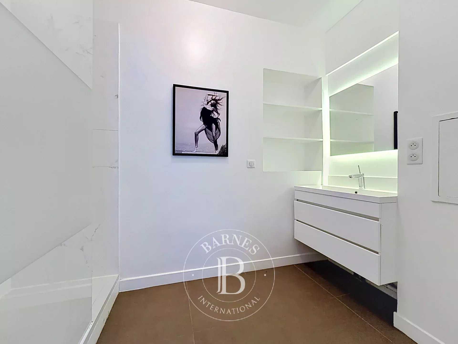 Paris  - Appartement 5 Pi&egrave;ces 3 Chambres