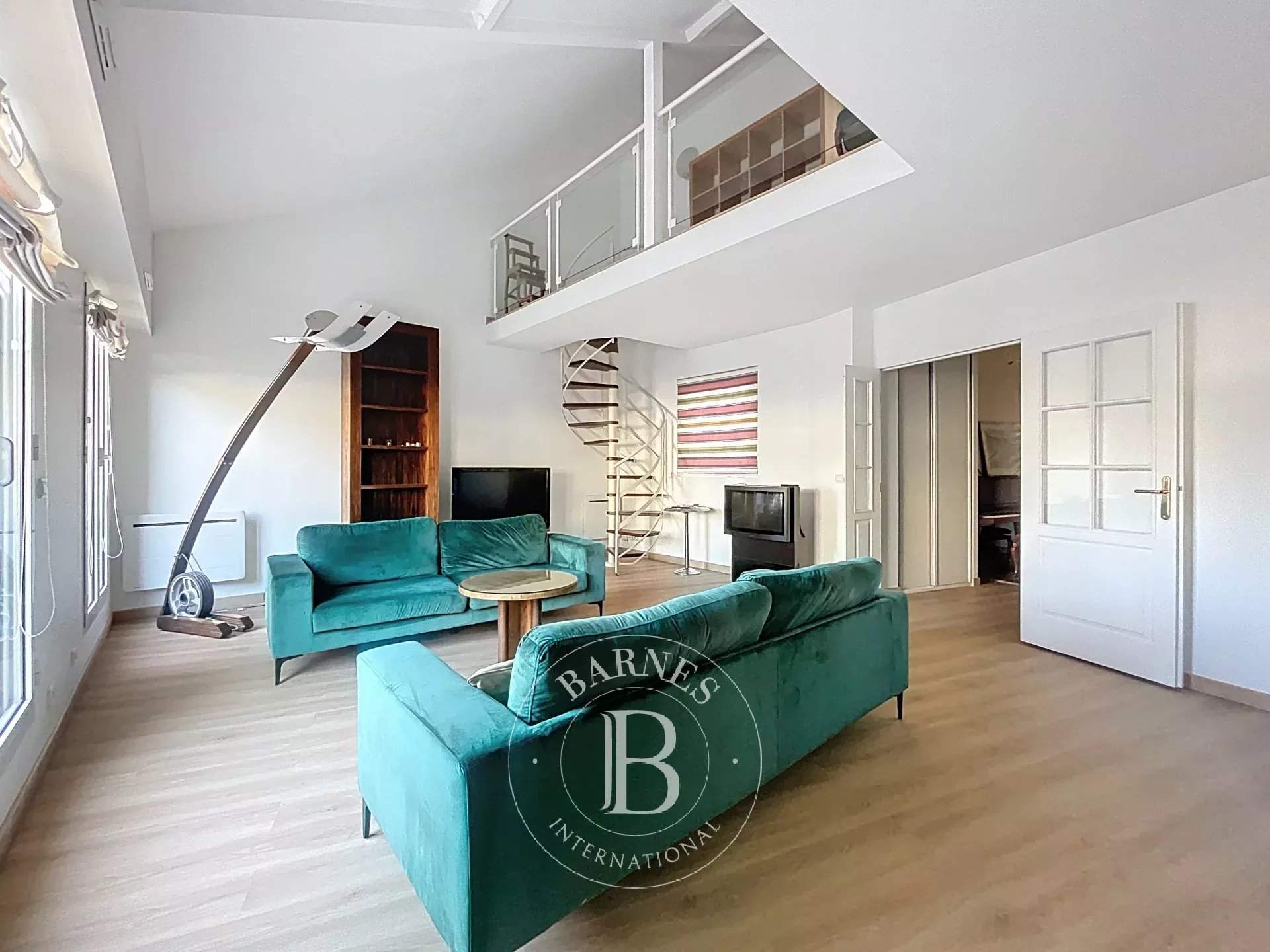 Paris  - Appartement 4 Pi&egrave;ces 2 Chambres - picture 1