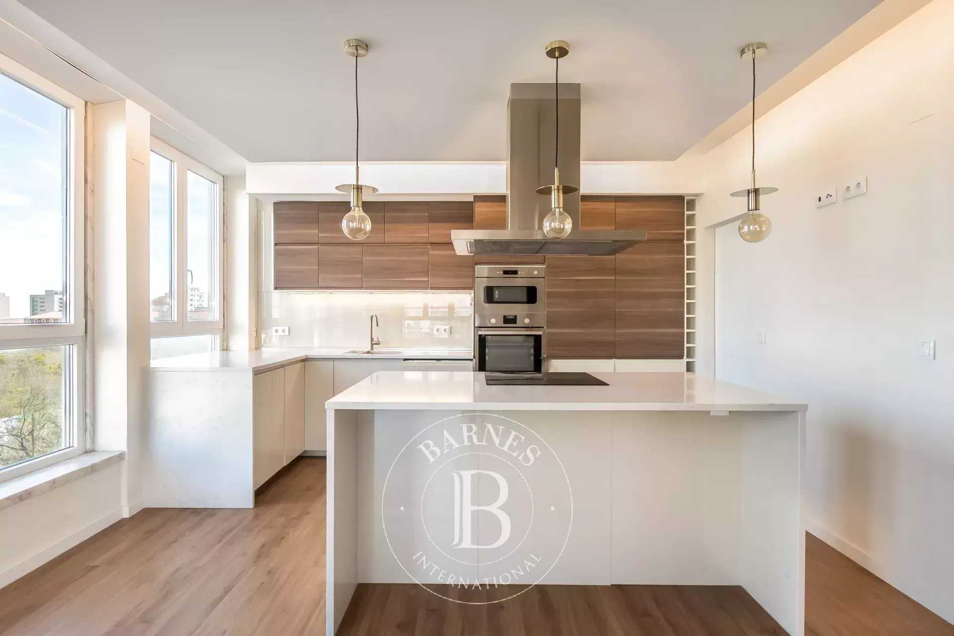 Campolide  - Appartement 4 Pièces 3 Chambres