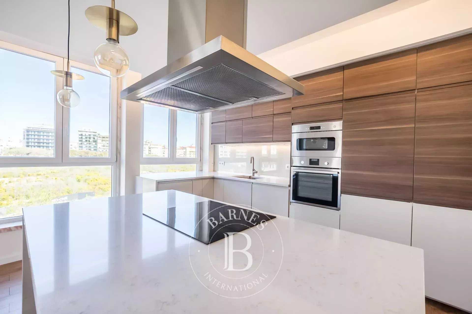 Campolide  - Appartement 4 Pièces 3 Chambres