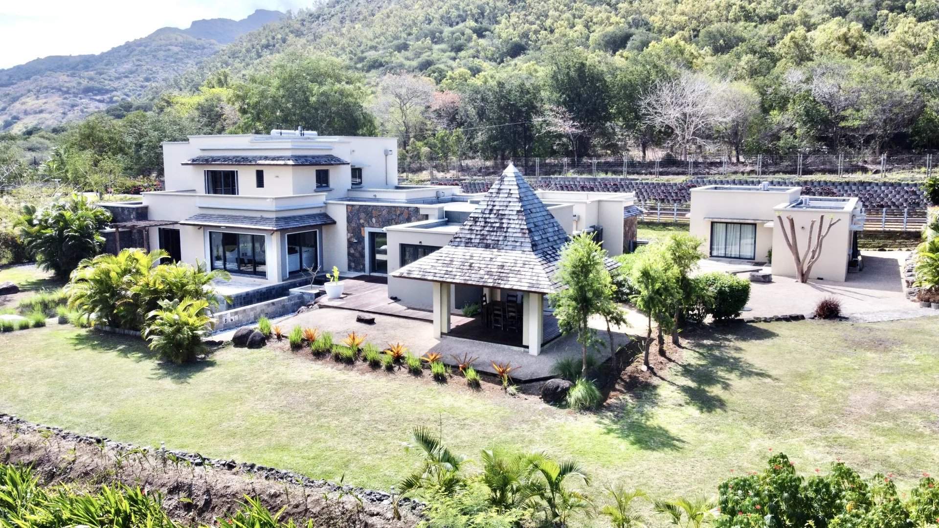 Rivière Noire  - Villa 5 Bedrooms - picture 1