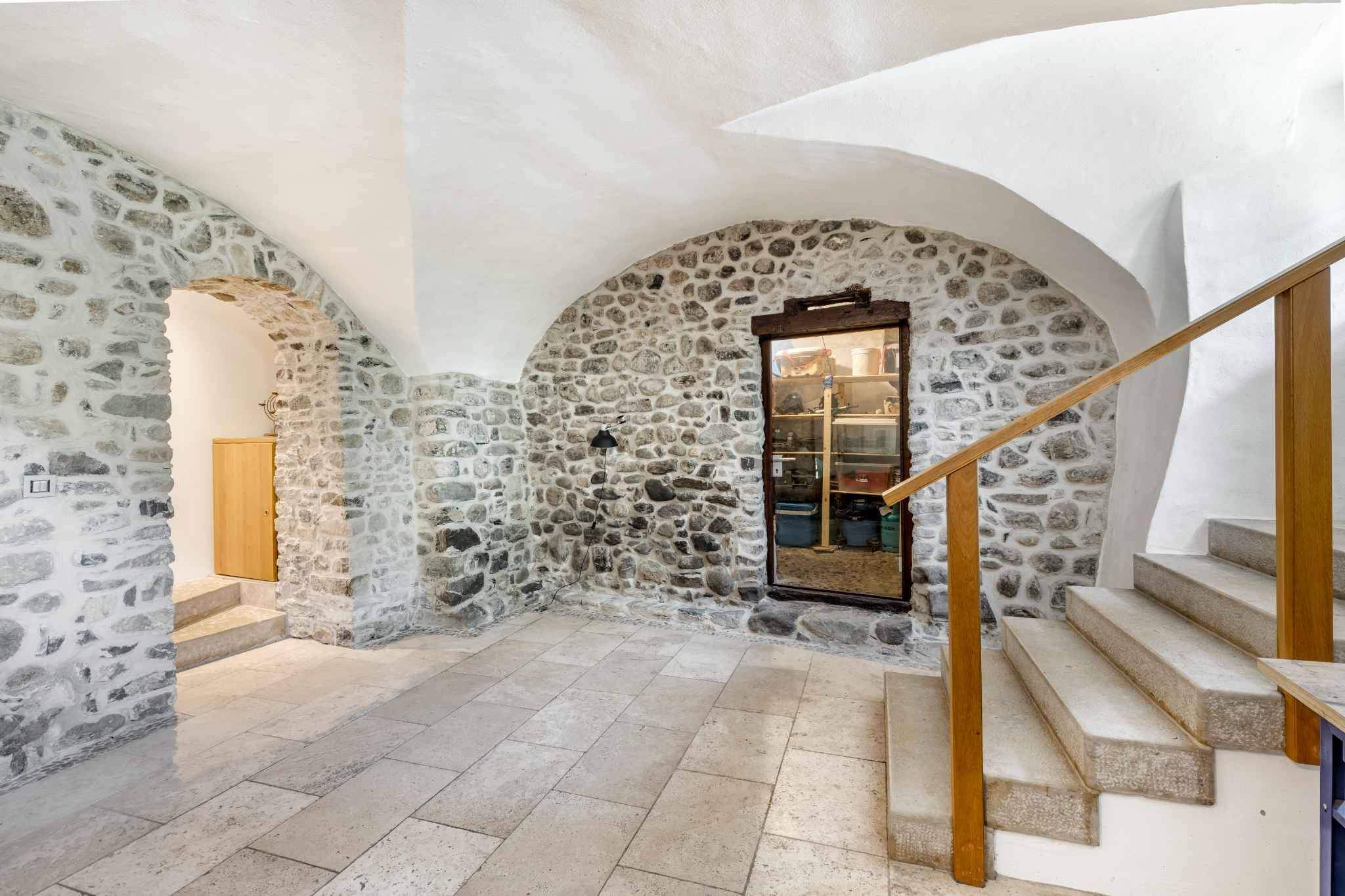 Montreux  - House 5 Bedrooms - picture 14