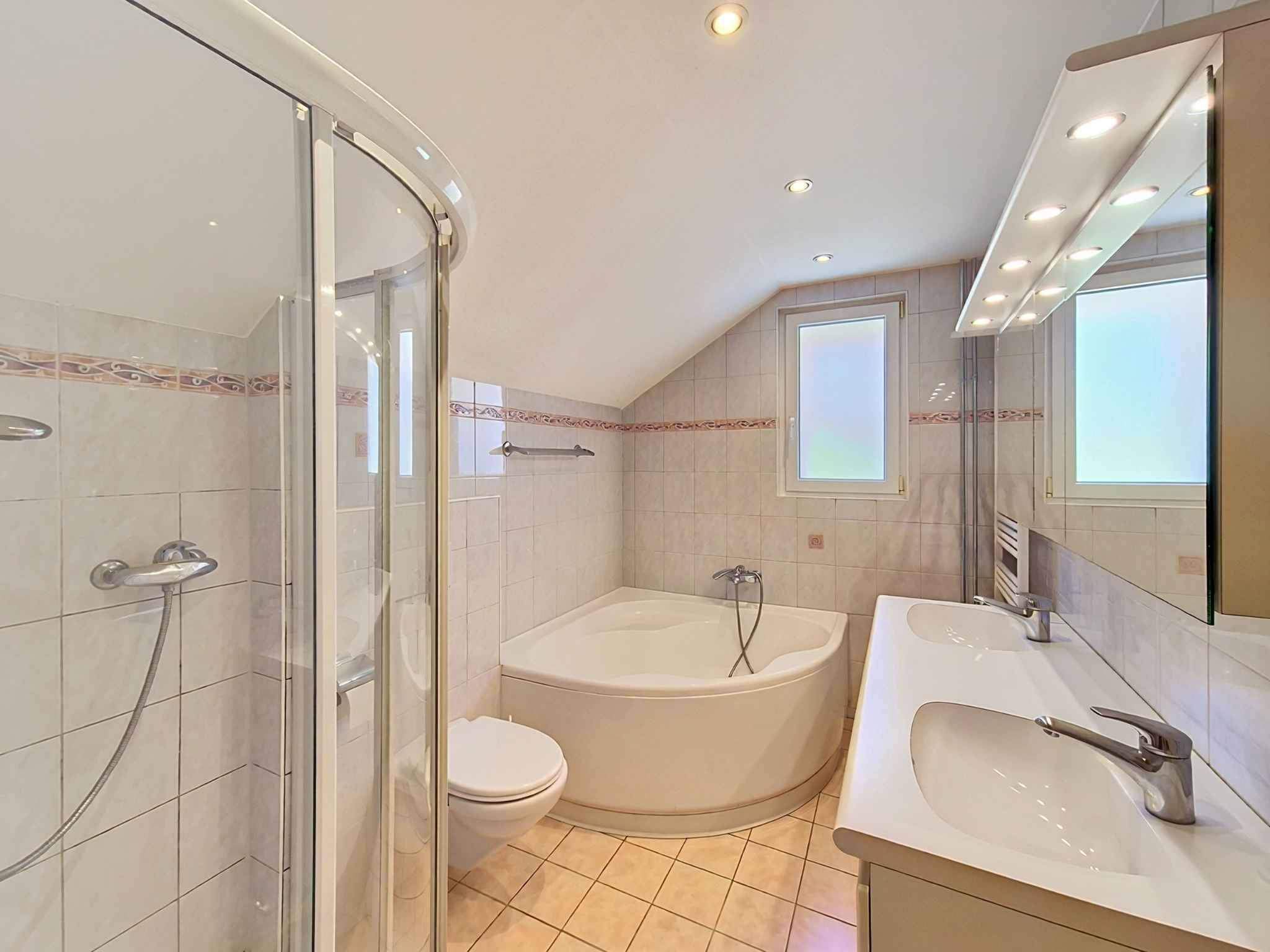 Yverdon-les-Bains  - Maison 5.5 Pi&egrave;ces 4 Chambres - picture 9