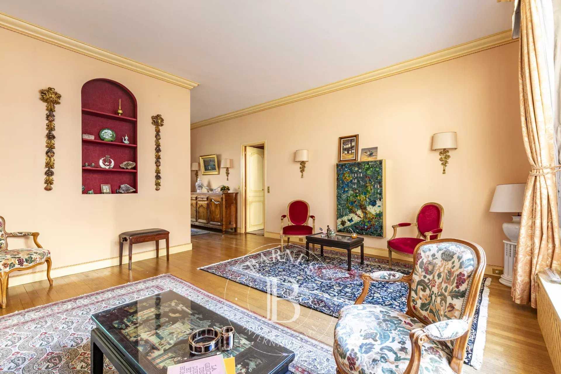 Paris  - Appartement 4 Pi&egrave;ces 2 Chambres